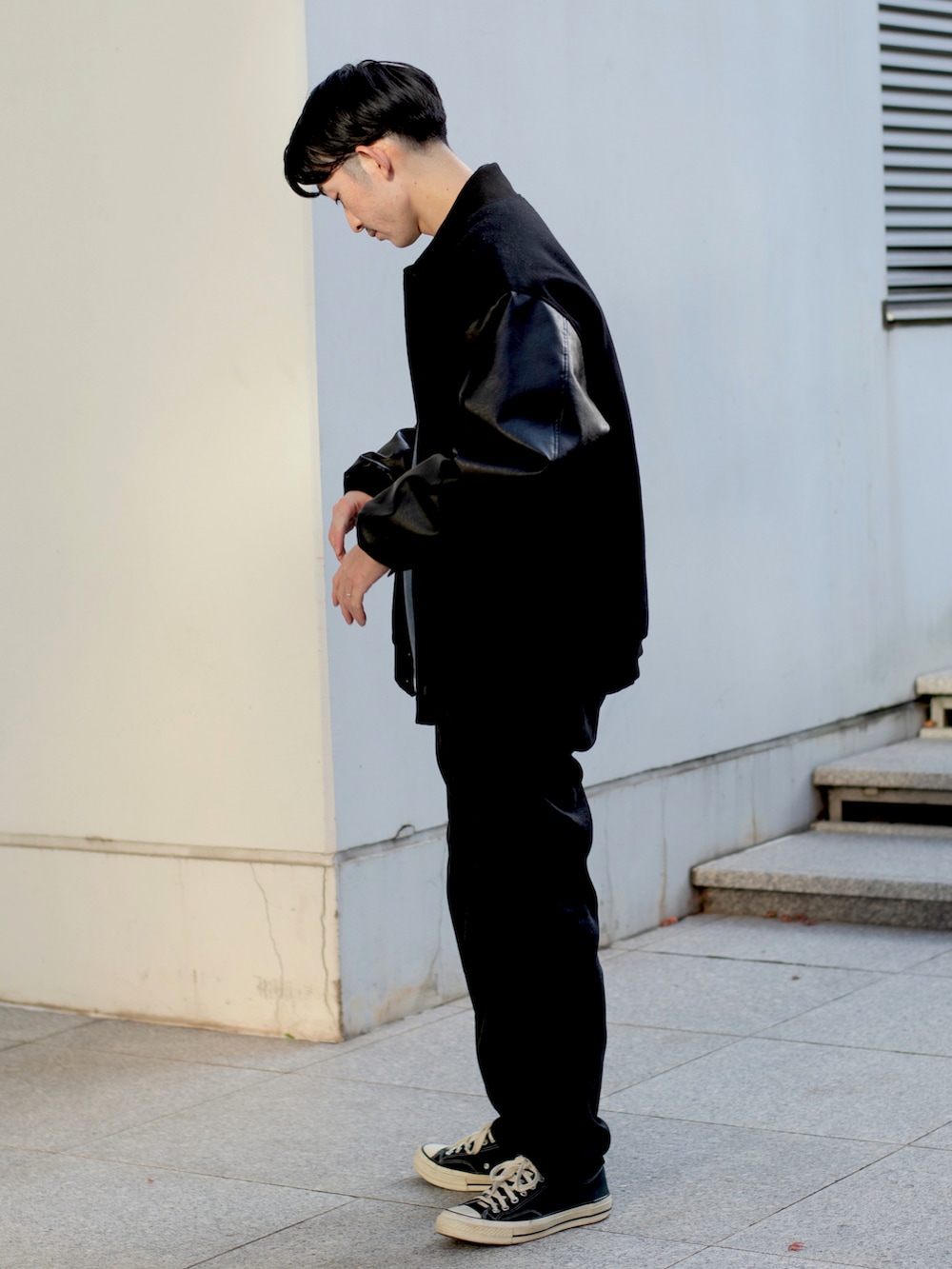 「THE SHOP TK、THESHOPTK、冬コーデ、ブラック、モノトーン、スタジャン、ビッグシルエット、ブルー、コーデュロイパンツ、コンバース、チャックテイラー、CT70s、レイヤードスタイル、リラックススタイル、シンプルコーデ」｜「THE SHOP TK のメルトンルーズシルエットスタジャン（ブルゾン、ブラック系）」を使った、gattaさん（メンズ・174cm）の冬コーディネートの2枚目の写真