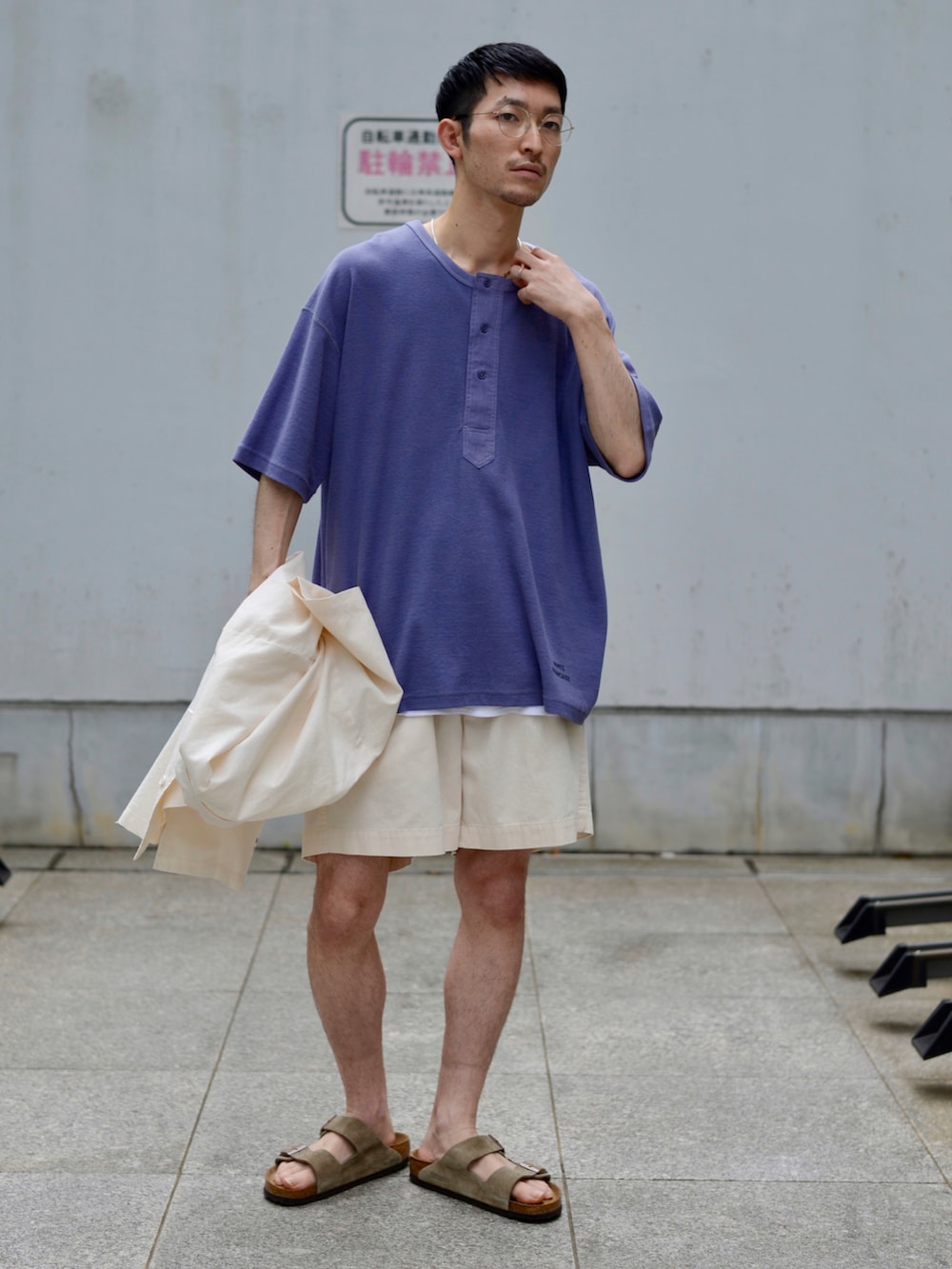 ベージュ系のサンダル、ホワイト系のその他パンツ、ブルー系のTシャツ/カットソーを着用したメンズの夏コーディネートの3枚目の写真