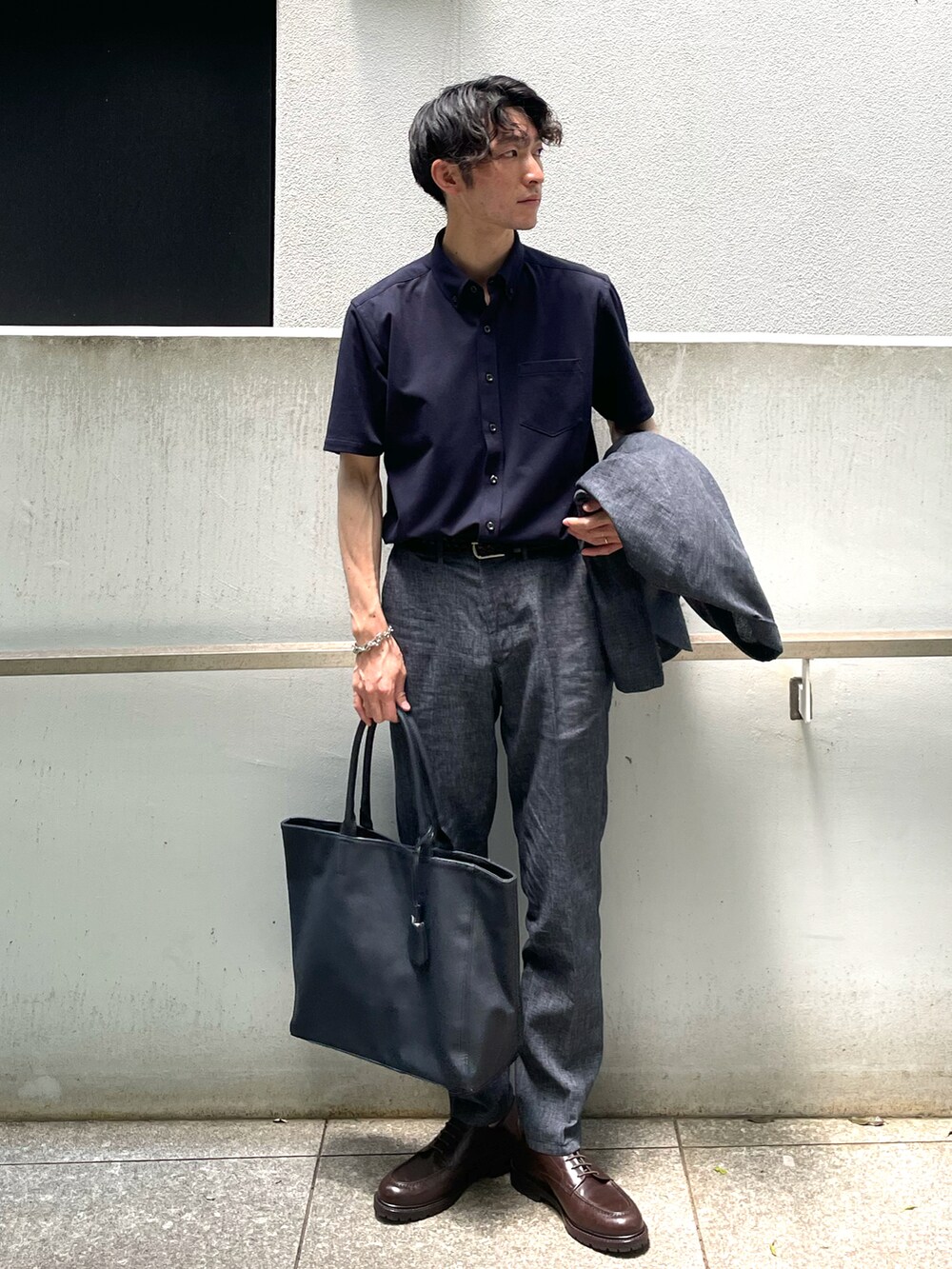 「THE SHOP TK、THESHOPTK、セットアップ、セットアップスタイル、リネン、リネンジャケット、リネンパンツ、ネイビー、ワントーンコーデ、ビジネススタイル、ビジネスコーデ、夏、スラックス、シンプルコーデ、トートバッグ」｜「THE SHOP TK の【洗える/セットアップ可】リネン混ヘザージャケット（テーラードジャケット、ブルー系）」を使った、gattaさん（メンズ・174cm）の春コーディネートの4枚目の写真