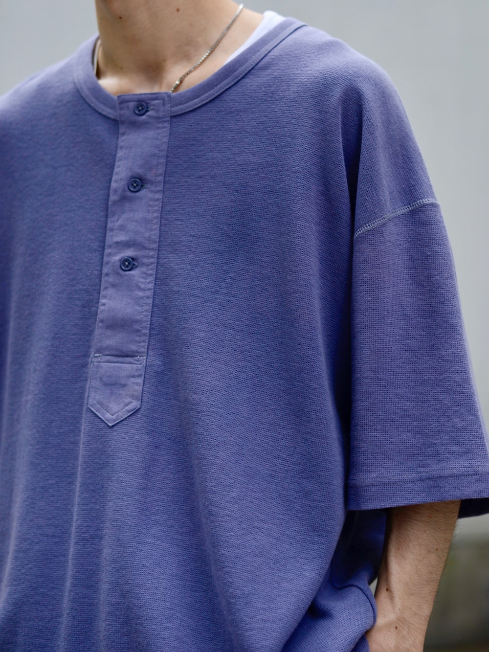 ベージュ系のサンダル、ホワイト系のその他パンツ、ブルー系のTシャツ/カットソーを着用したメンズの夏コーディネートの4枚目の写真