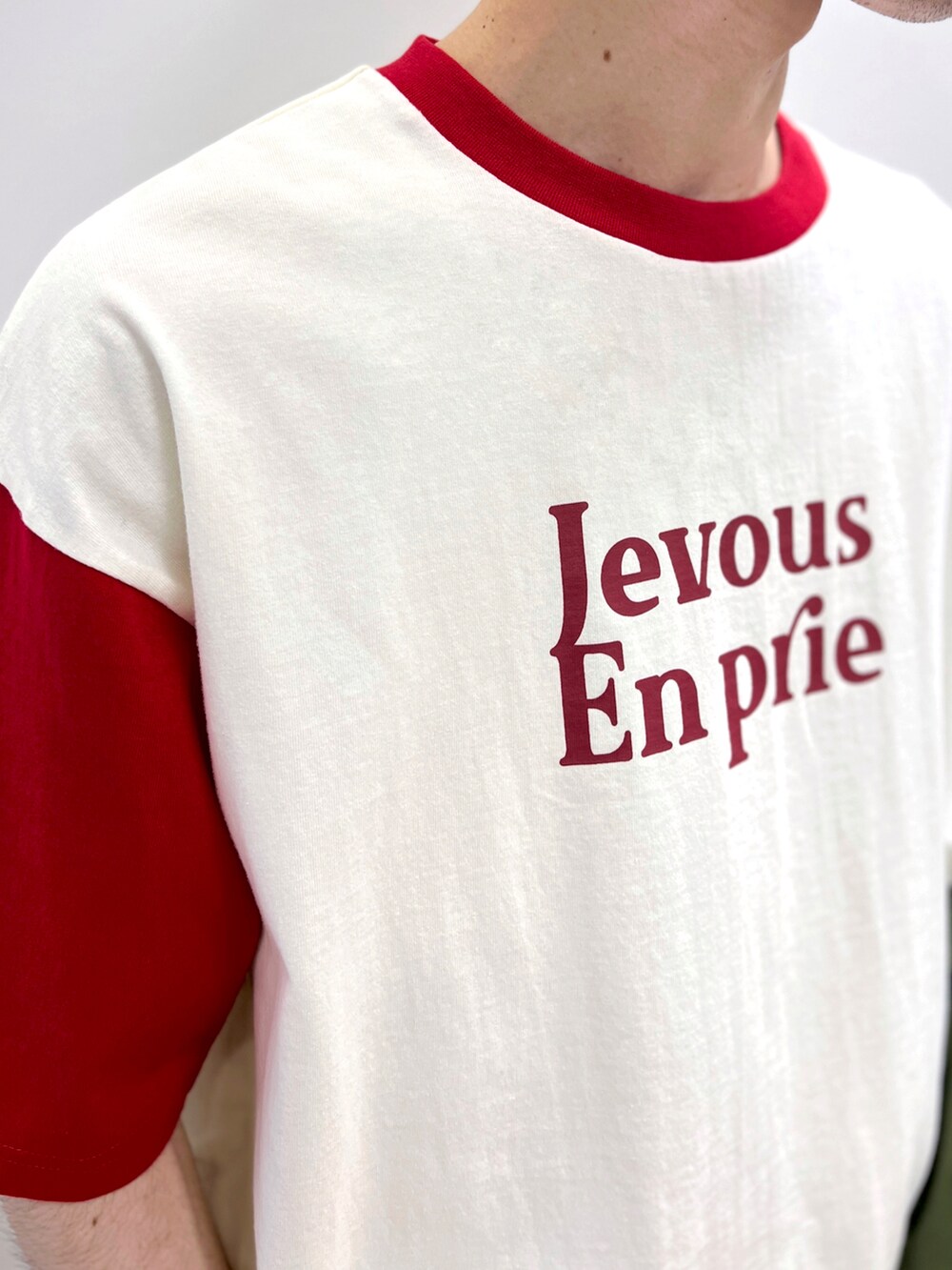 グレー系のスニーカー、ホワイト系のその他パンツ、レッド系のTシャツ/カットソーを着用したメンズの夏コーディネートの4枚目の写真