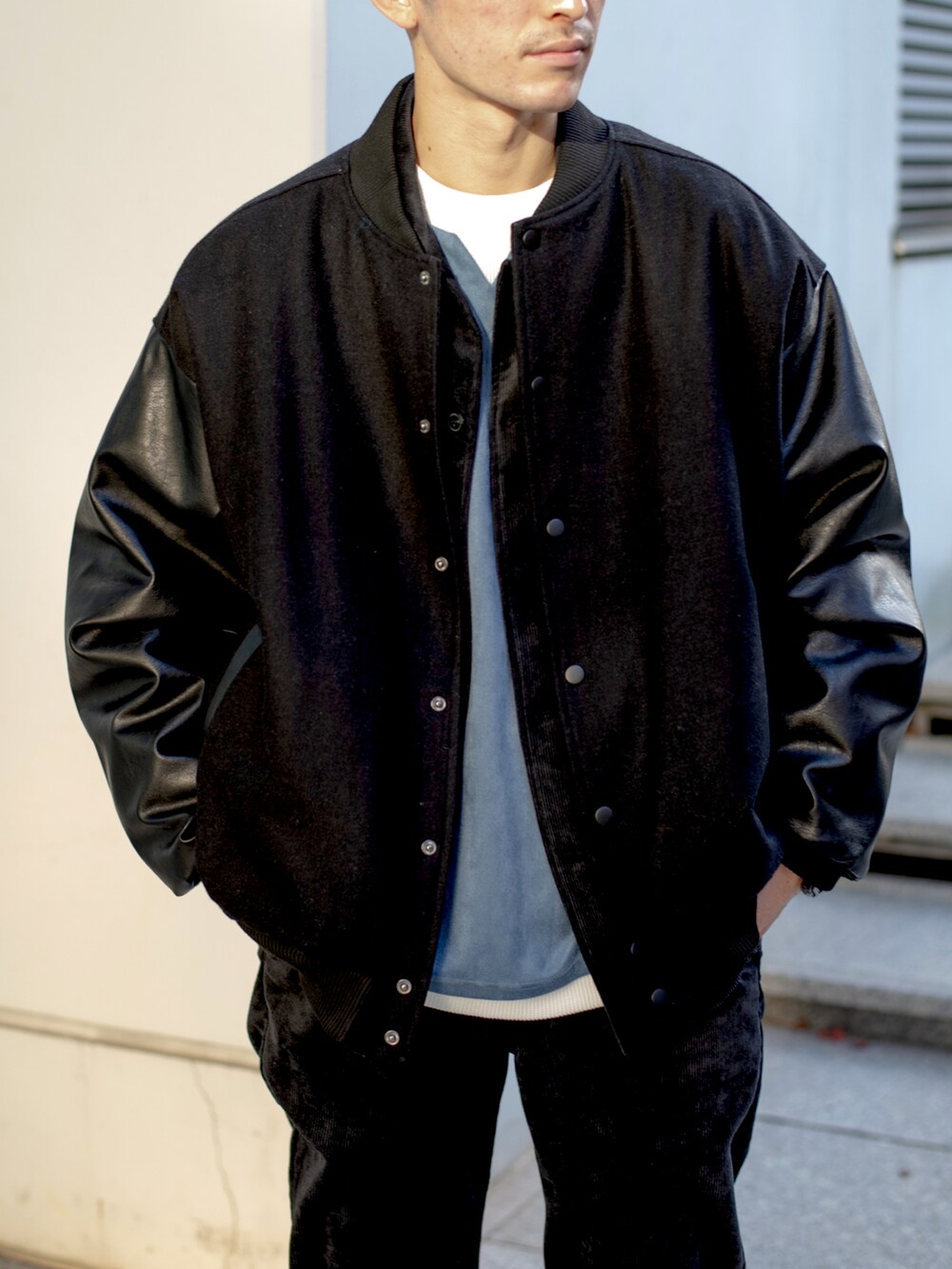 「THE SHOP TK、THESHOPTK、冬コーデ、ブラック、モノトーン、スタジャン、ビッグシルエット、ブルー、コーデュロイパンツ、コンバース、チャックテイラー、CT70s、レイヤードスタイル、リラックススタイル、シンプルコーデ」｜「THE SHOP TK のメルトンルーズシルエットスタジャン（ブルゾン、ブラック系）」を使った、gattaさん（メンズ・174cm）の冬コーディネートの4枚目の写真