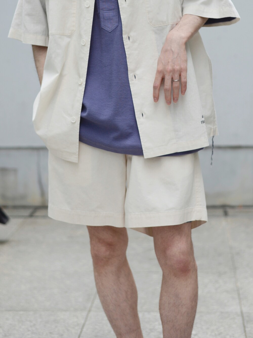 ベージュ系のサンダル、ホワイト系のその他パンツ、ブルー系のTシャツ/カットソーを着用したメンズの夏コーディネートの2枚目の写真