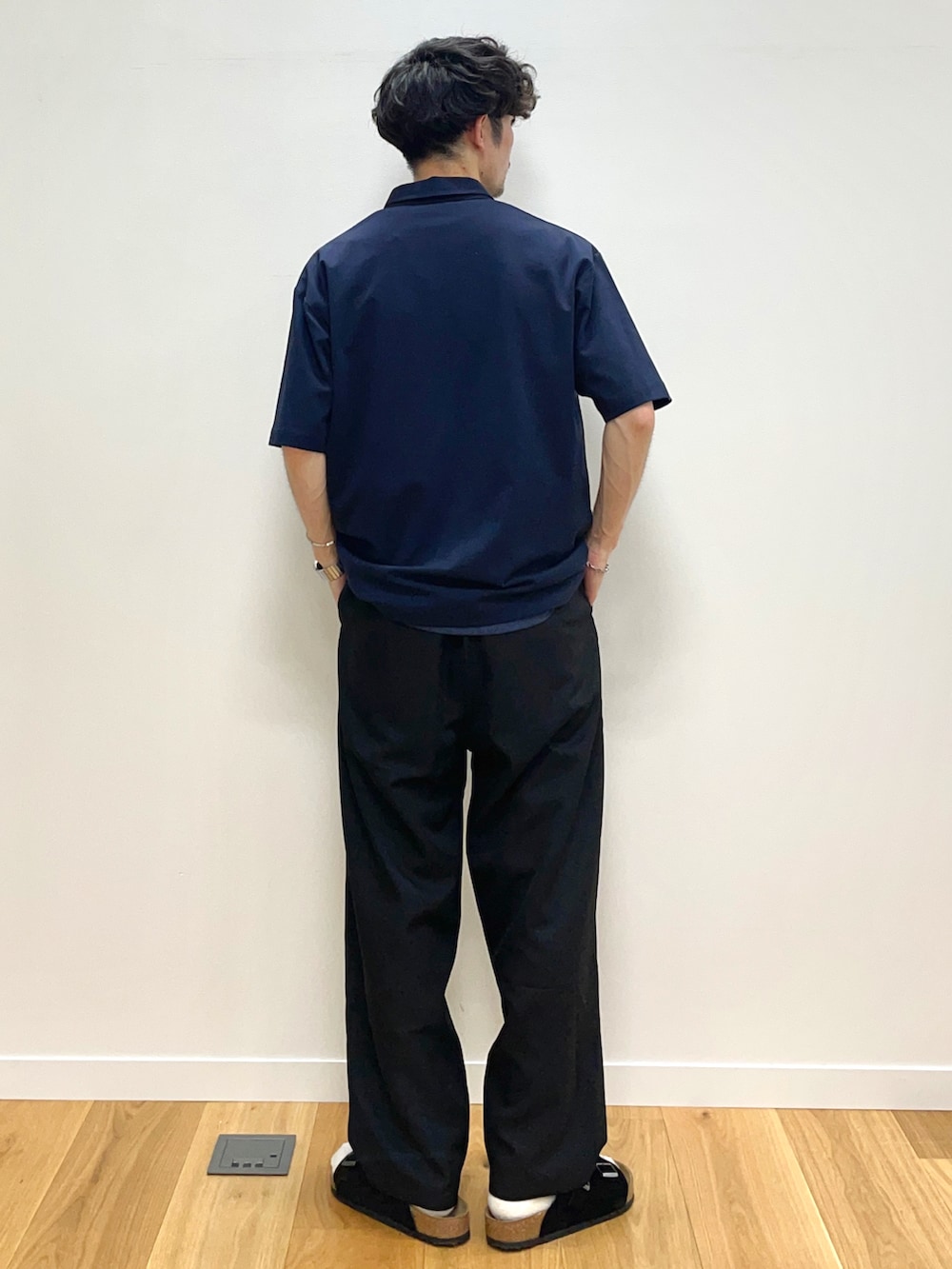 ブルー系のポロシャツ、ブルー系のTシャツ/カットソーを着用したメンズの夏コーディネートの2枚目の写真