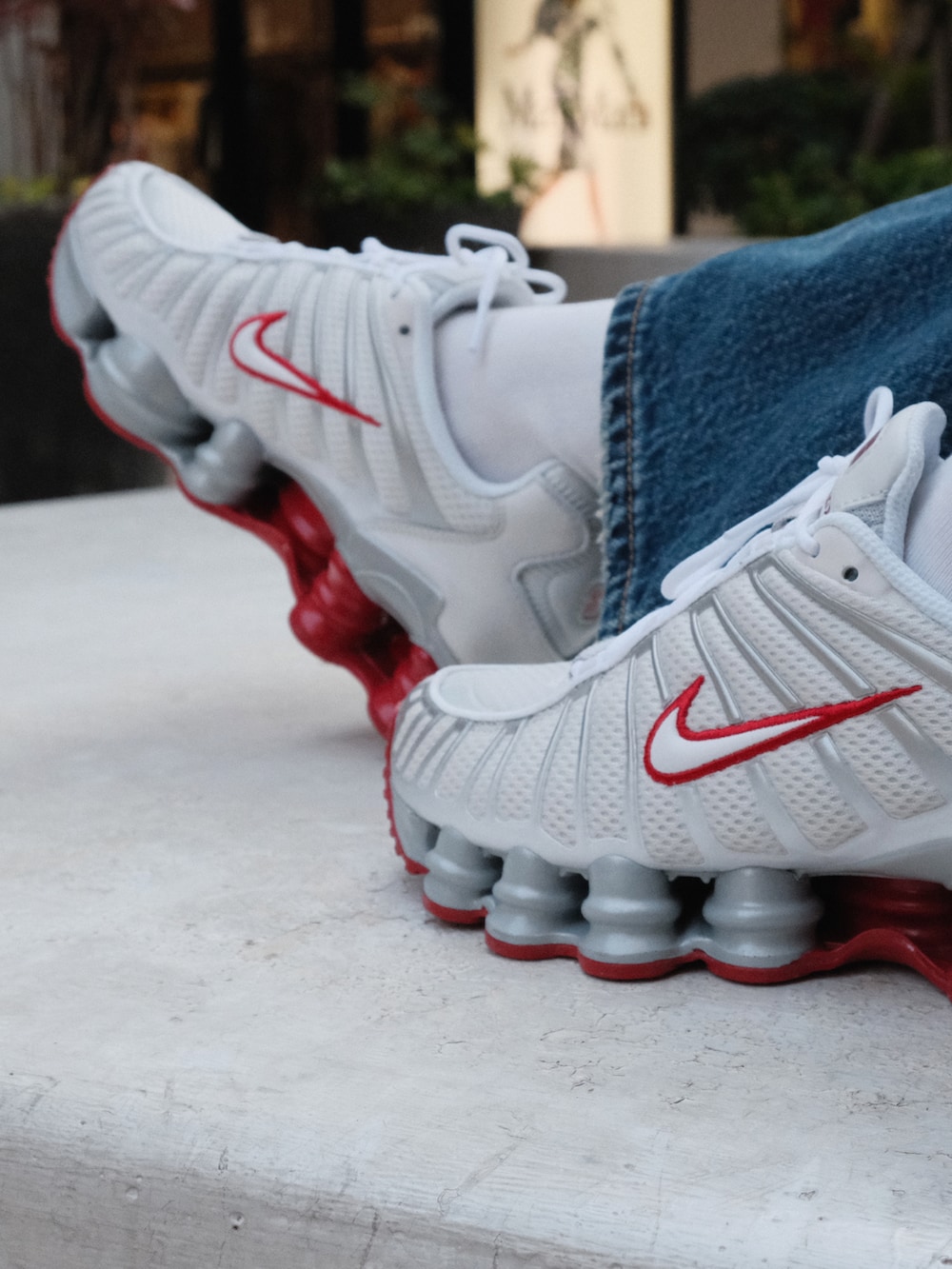 ブラック系のスカート、ブルー系のTシャツ/カットソー、ブルー系のデニムパンツを着用したレディースの春コーディネートの3枚目の写真