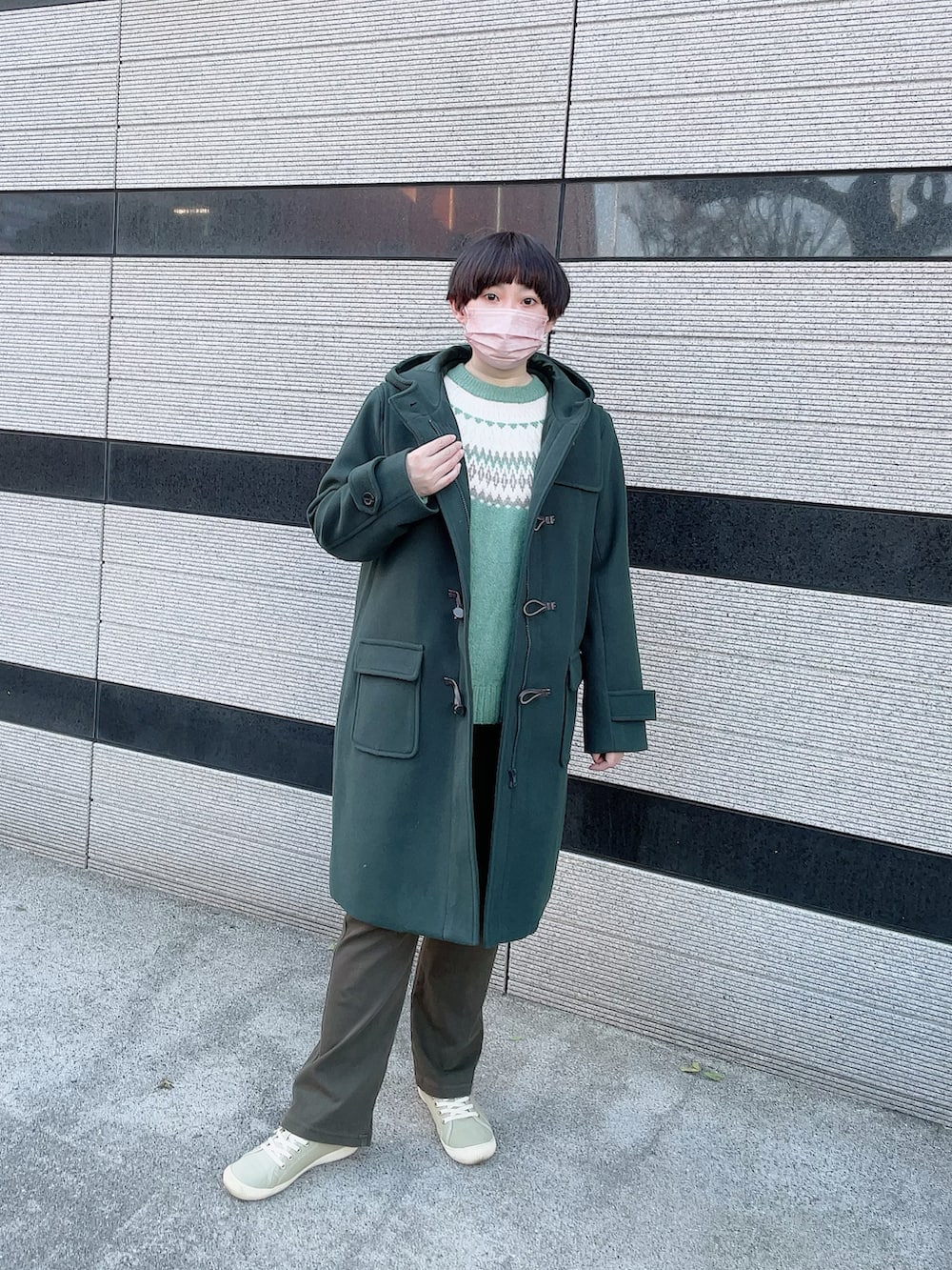 グリーン系のダッフルコート、グリーン系のパンツ、グリーン系のニット/セーターを着用したレディースの冬コーディネートの2枚目の写真