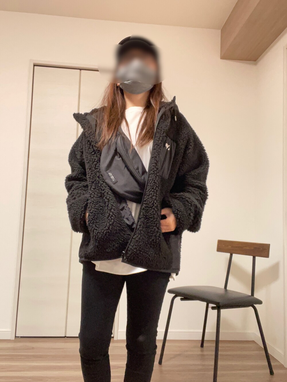 ブラック系のブルゾン、ブラック系のその他パンツ、ホワイト系のスニーカーを着用したレディースの秋コーディネートの2枚目の写真