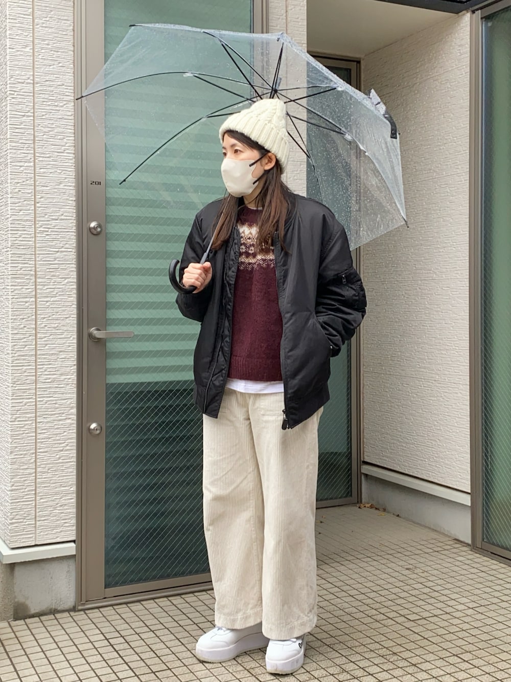 ホワイト系のその他パンツ、ホワイト系のスニーカー、レッド系のニット/セーターを着用したレディースの冬コーディネートの2枚目の写真