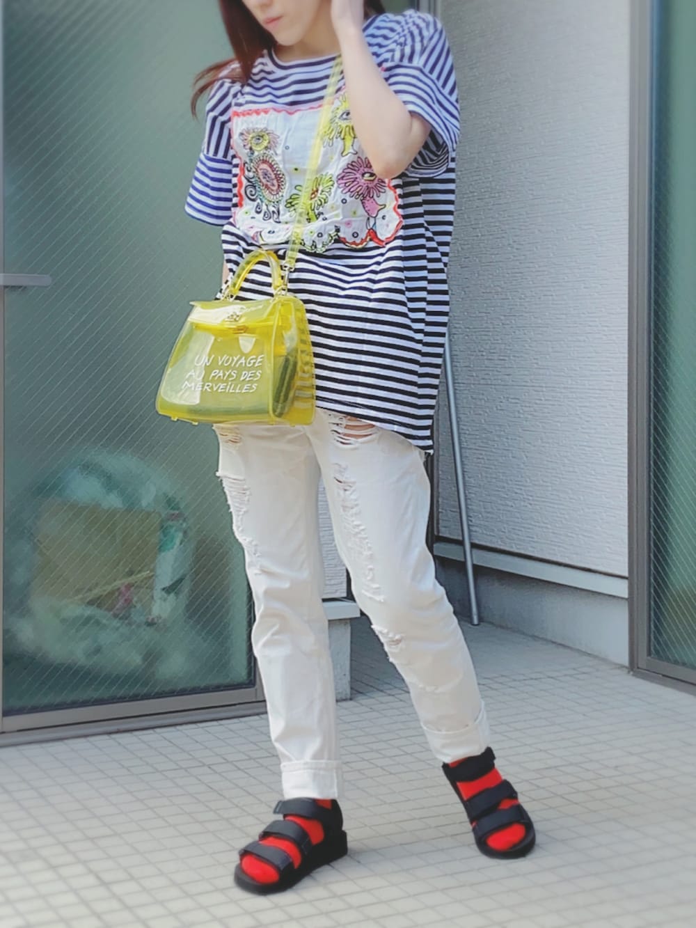 その他のTシャツ/カットソー、ブルー系のシャツ/ブラウス、イエロー系のハンドバッグを着用したレディースの夏コーディネートの2枚目の写真