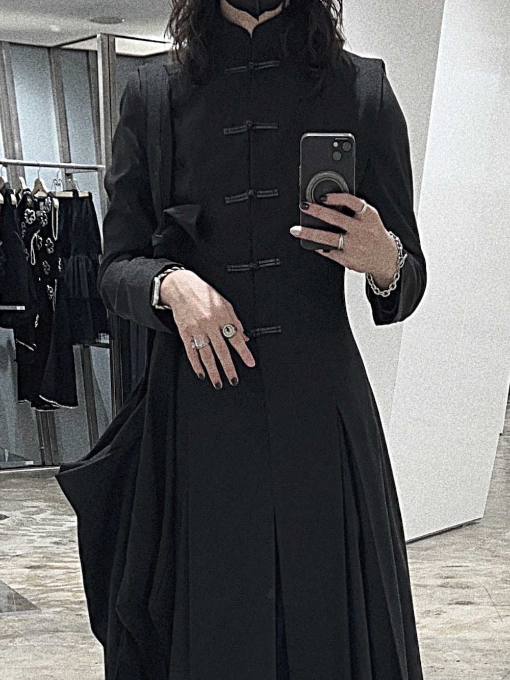 ブラック系のスカート、ブラック系のTシャツ/カットソー、ブラック系のジャケット/アウターを着用したメンズの冬コーディネートの2枚目の写真