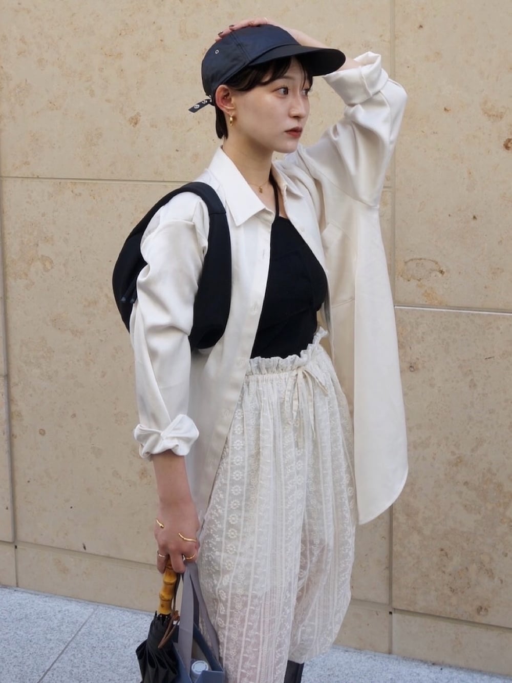 ホワイト系のシャツ/ブラウス、ブラック系のハンドバッグ、ブラック系のチューブトップを着用したレディースの夏コーディネートの2枚目の写真