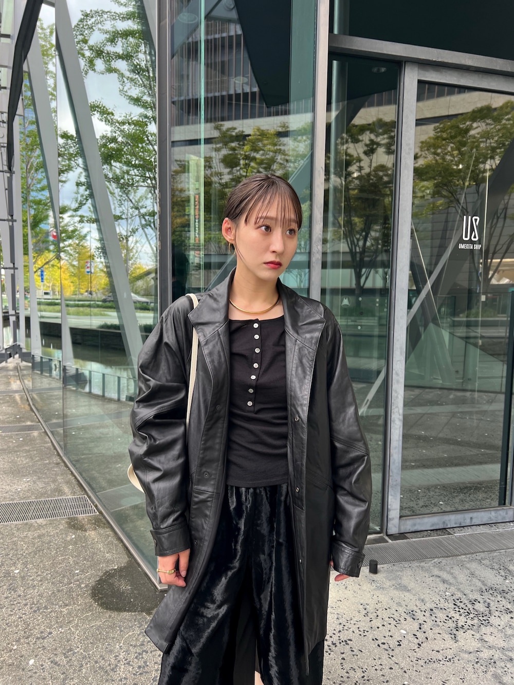 ブラック系のパンツ、ブラック系のTシャツ/カットソー、ホワイト系のショルダーバッグを着用したレディースの秋コーディネートの2枚目の写真