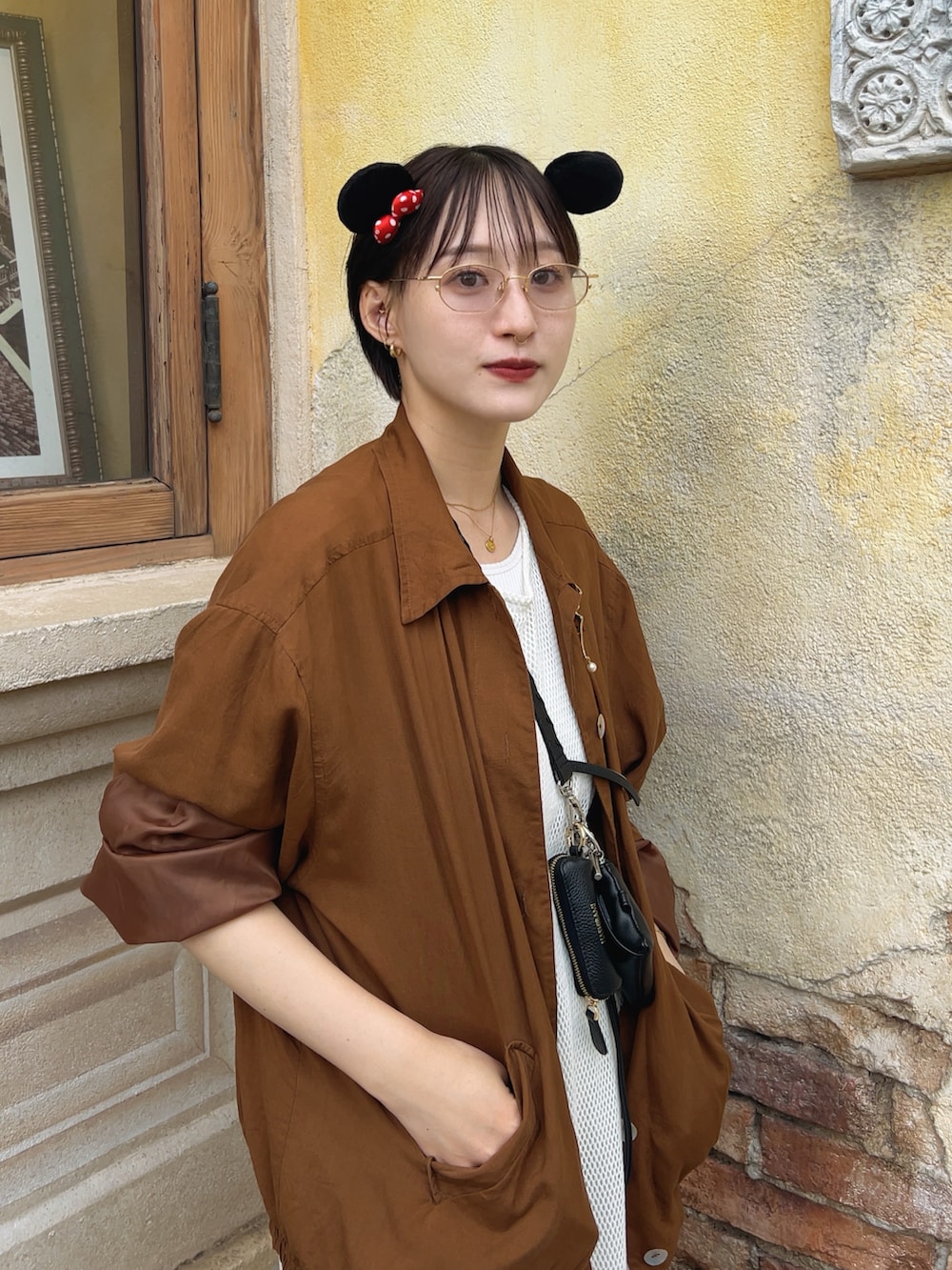 ホワイト系のワンピース、ホワイト系のキャミソール、ブラック系のコインケースを着用したレディースの夏コーディネートの2枚目の写真