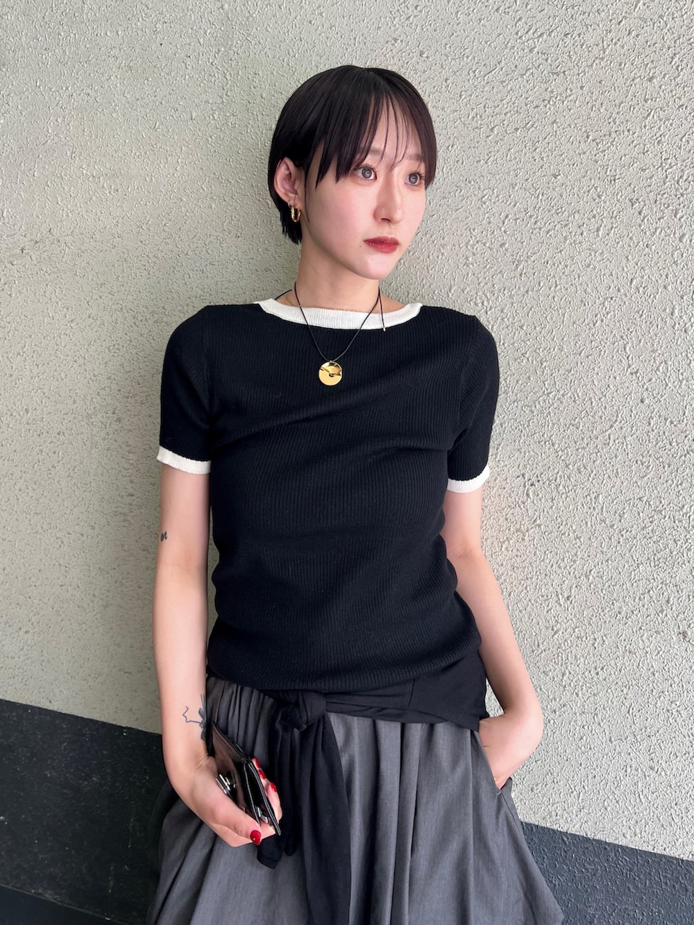 ブラック系のTシャツ/カットソー、グレー系のその他パンツ、ブラック系のローファーを着用したレディースの春コーディネートの2枚目の写真