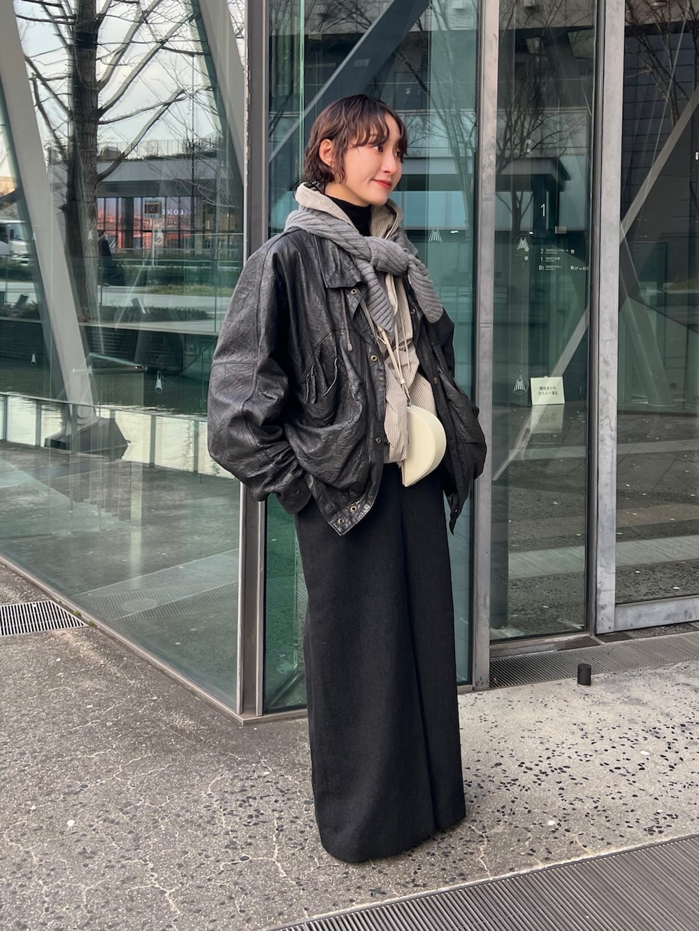 グリーン系のシャツ/ブラウス、ブラック系のTシャツ/カットソー、グレー系のスカートを着用したレディースの冬コーディネートの2枚目の写真