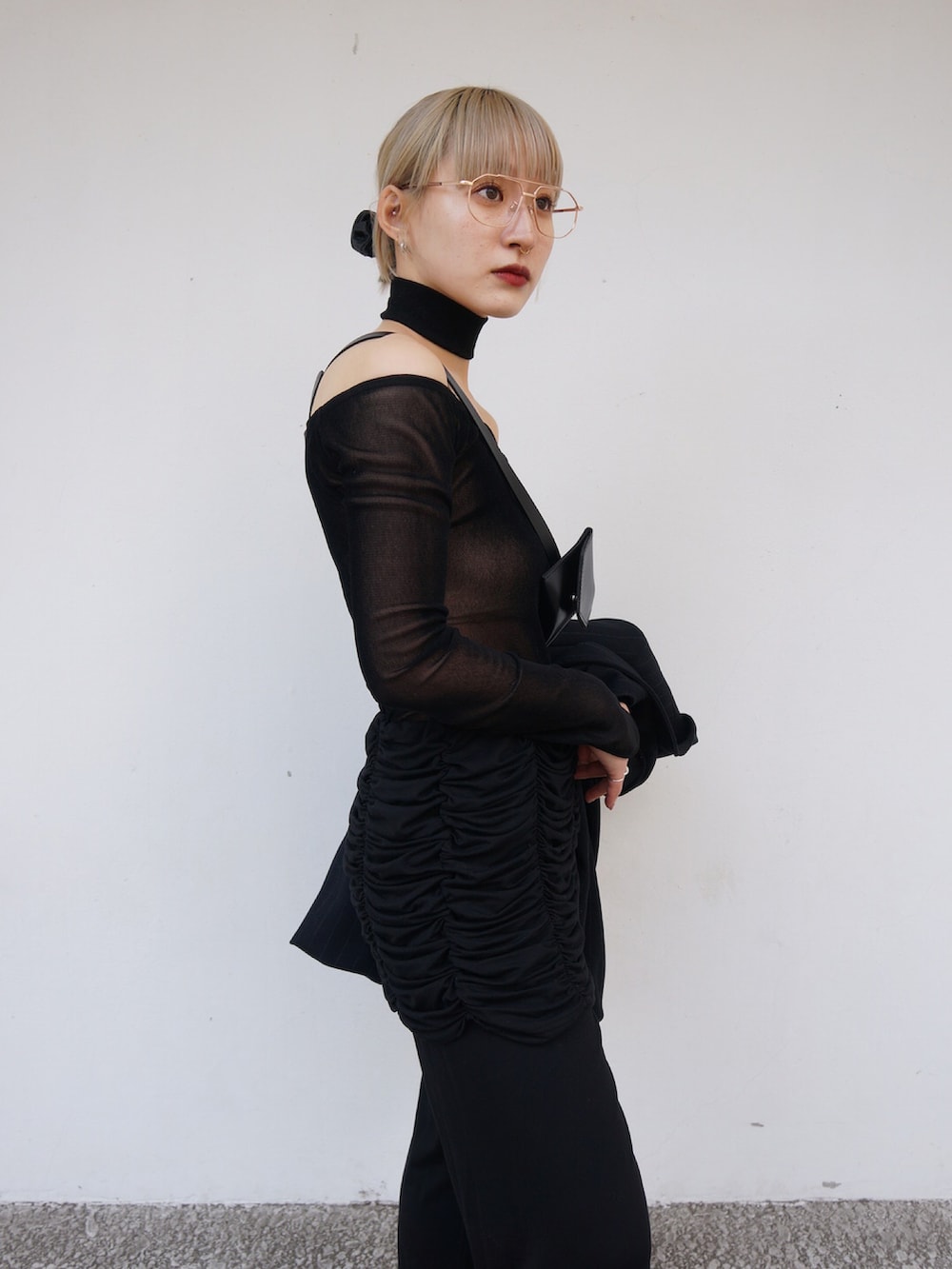 ブラック系のその他パンツ、ブラック系のTシャツ/カットソー、ブラック系のサンダルを着用したレディースの冬コーディネートの2枚目の写真
