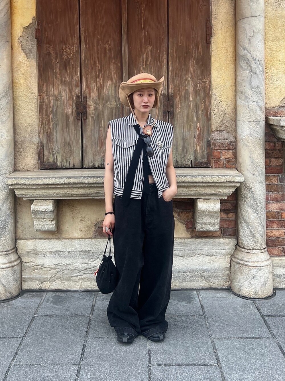 ブラック系のネクタイ、ブラック系のスニーカーを着用したレディースの秋コーディネートの2枚目の写真