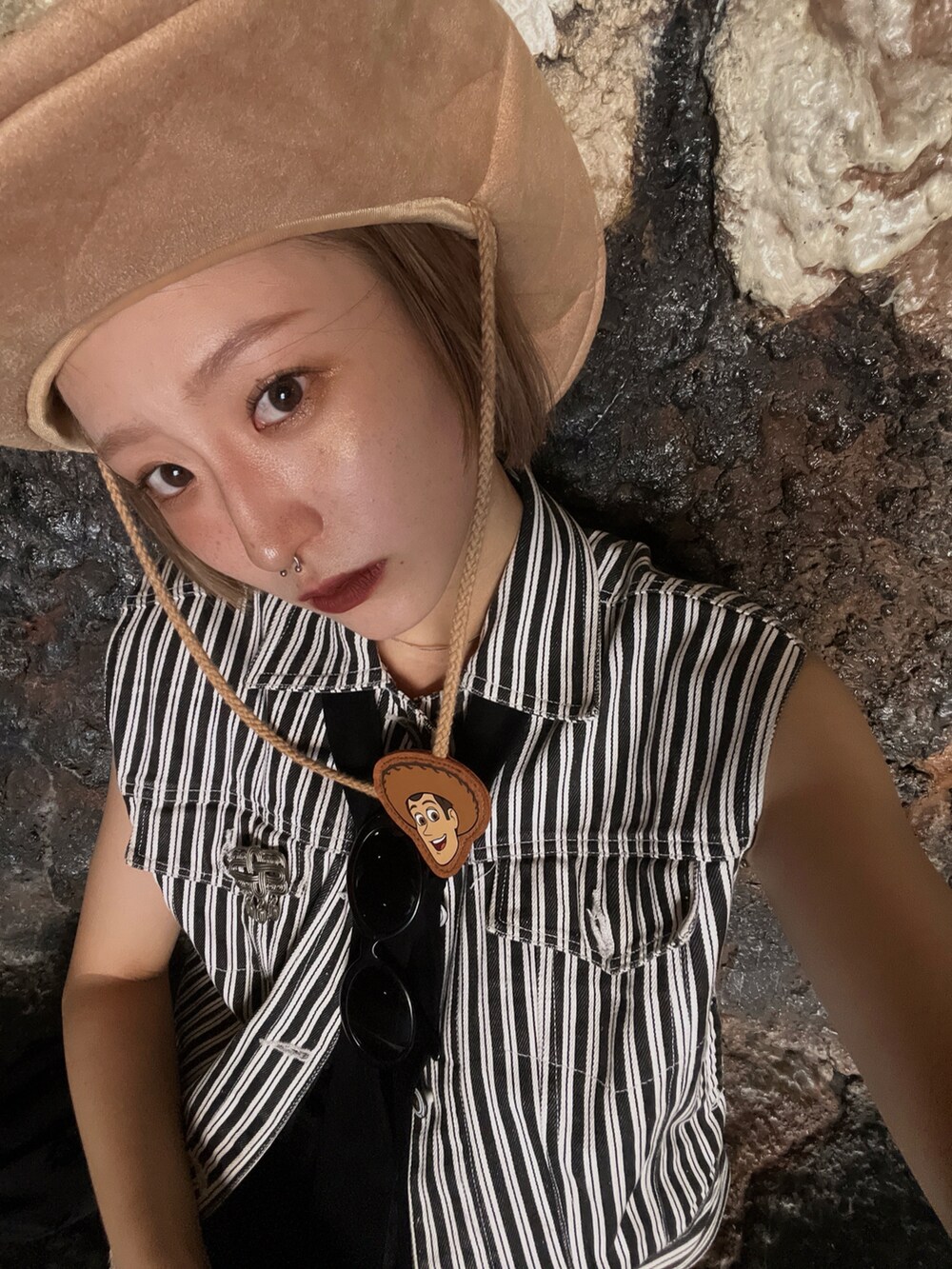 ブラック系のネクタイ、ブラック系のスニーカーを着用したレディースの秋コーディネートの3枚目の写真