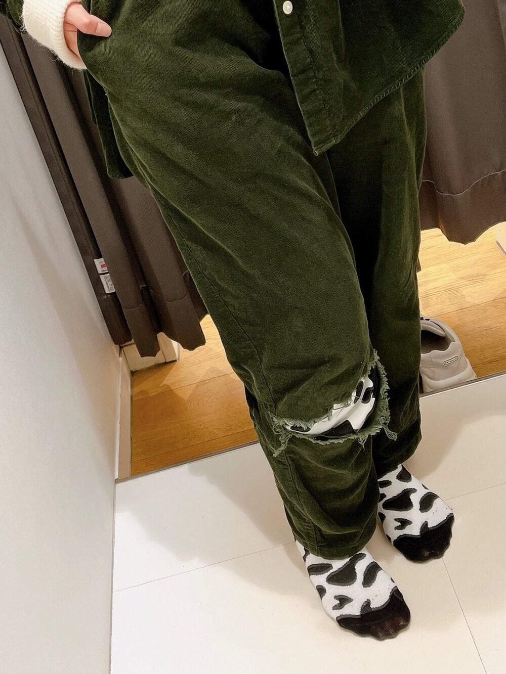 グリーン系のその他パンツ、グリーン系のその他アウター、ホワイト系のニット/セーターを着用したレディースの秋コーディネートの3枚目の写真