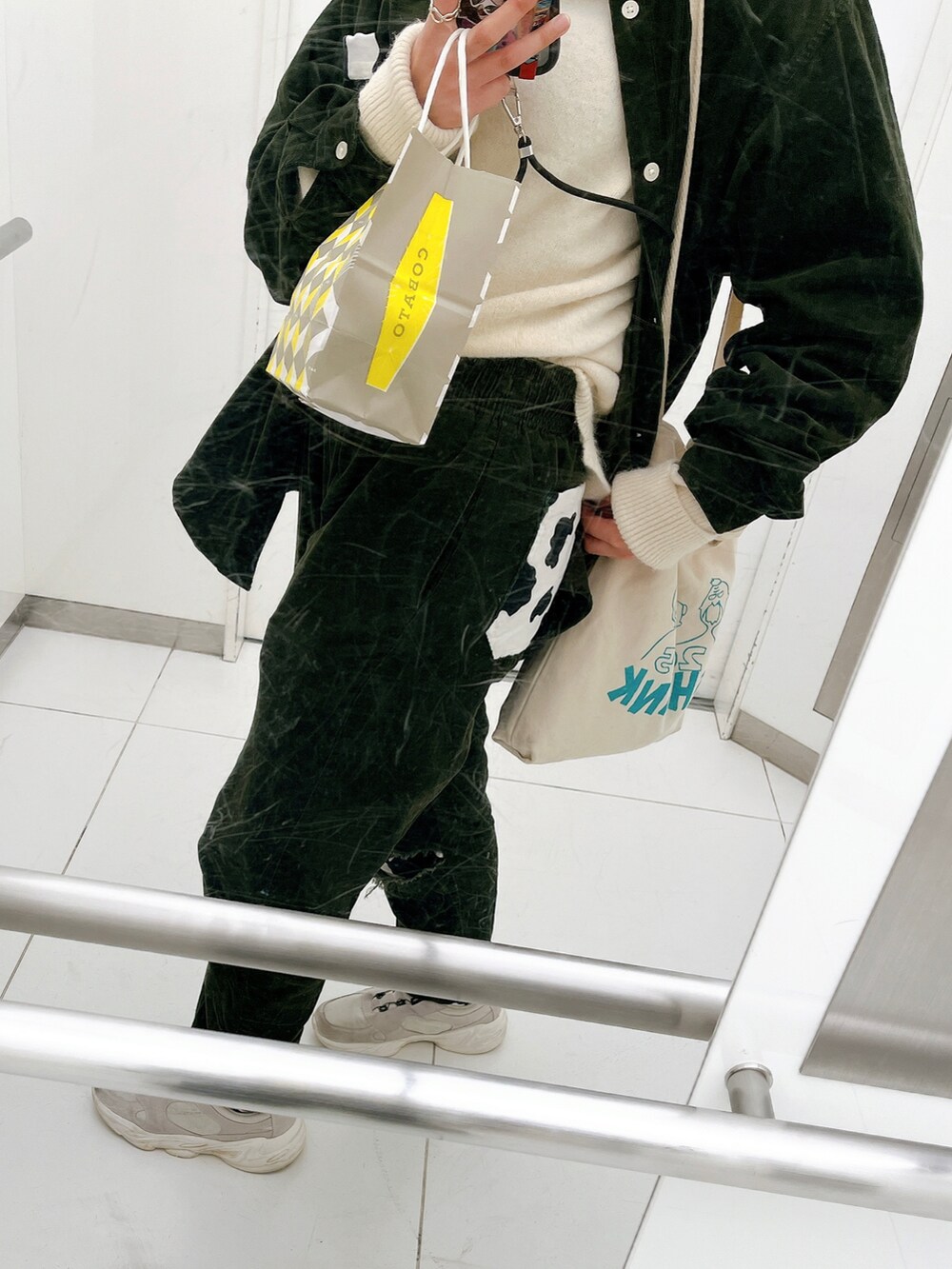 グリーン系のその他パンツ、グリーン系のその他アウター、ホワイト系のニット/セーターを着用したレディースの秋コーディネートの2枚目の写真