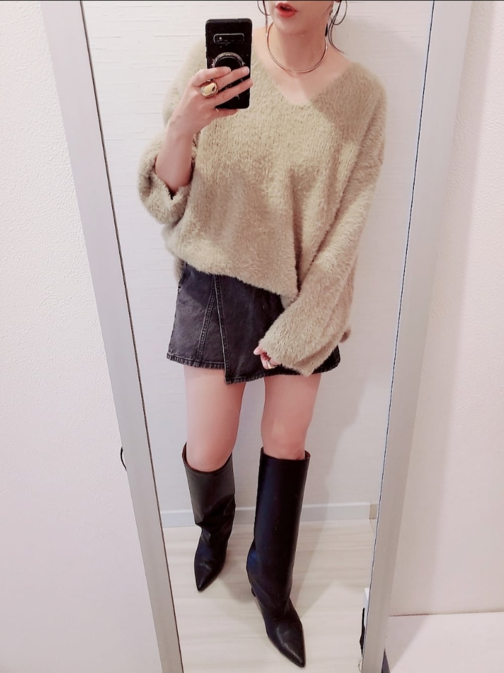 「シャギーニット、ニット、スコート、ミニ丈、オーバーサイズ、ロングブーツ、秋冬コーデ、シンプルコーデ、おしゃれさんと繋がりたい」｜「wee9sの2way shaggy over knit / 前後ツーウェイシャギーオーバーニット（ニット/セーター、ベージュ系）」を使った、chii3☆さん（レディース・160cm）の秋コーディネートの2枚目の写真