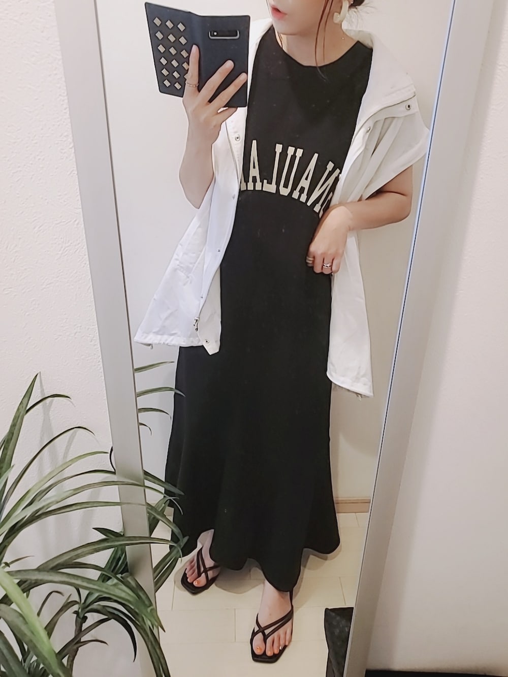 「大人カジュアル、モノトーン、シンプル、ベスト、2WAY、ワンピース、ロゴ、夏コーデ」|「Babの【高身長さん向けサイズ有】2WAYマーメイドスウェット半袖ワンピース(ワンピース、ブラック系)」を使った、chii3☆さん(レディース・160cm)の夏コーディネートの2枚目の写真