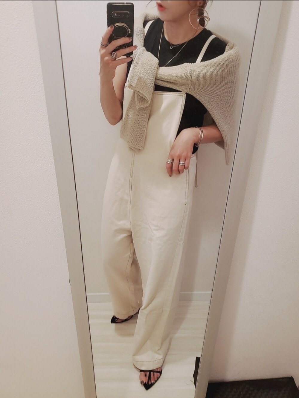 ベージュ系のサロペット/オーバーオール、ブラック系のサンダルを着用したレディースの夏コーディネートの2枚目の写真