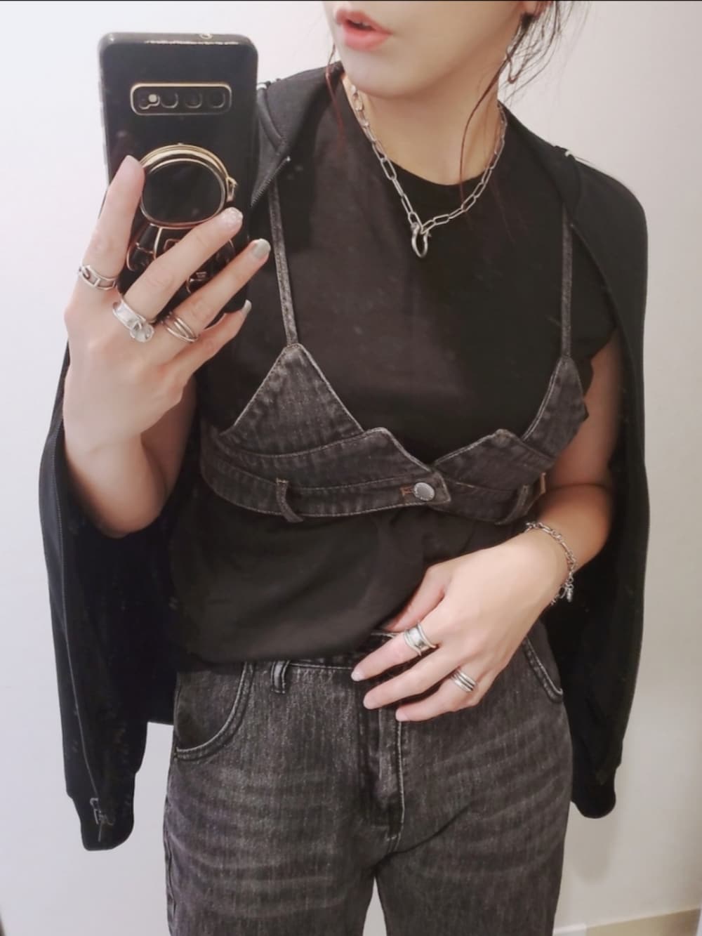 「秋服、スポーツミックス、オールブラック、セットアップ風、デニム、デニムビスチェ、カジュアルコーデ、おしゃれさんと繋がりたい」｜「adidasのadidas アディダス M SST TRACKTOP トラックトップ IM4545 BLACK/WHITE（その他アウター、ブラック系）」を使った、chii3☆さん（レディース・160cm）の秋コーディネートの2枚目の写真