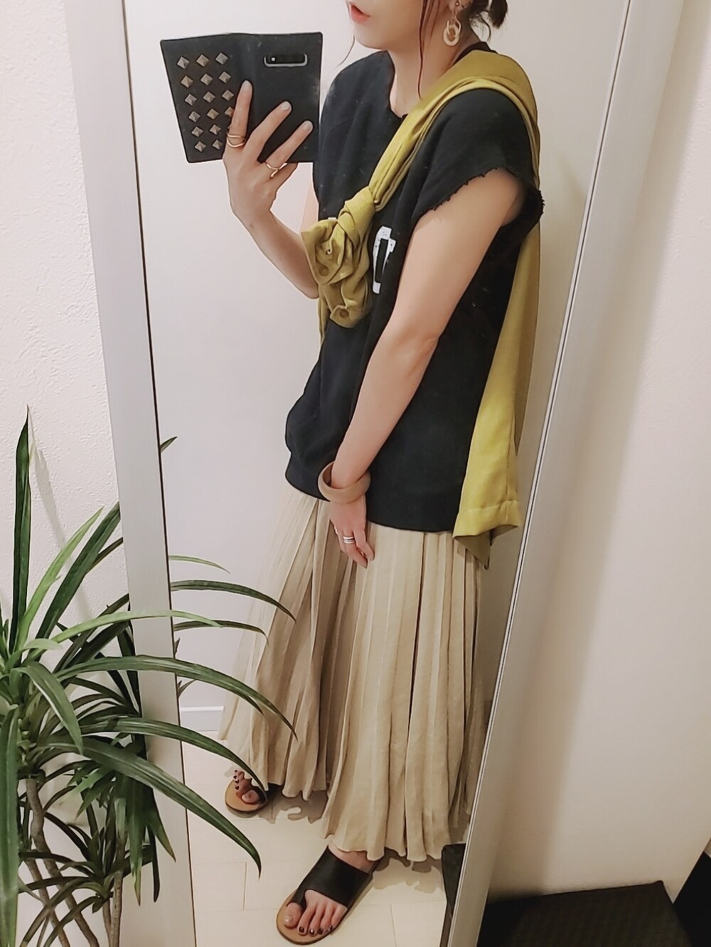 ブルー系のTシャツ/カットソー、ベージュ系のスカート、イエロー系のシャツ/ブラウスを着用したレディースの夏コーディネートの2枚目の写真
