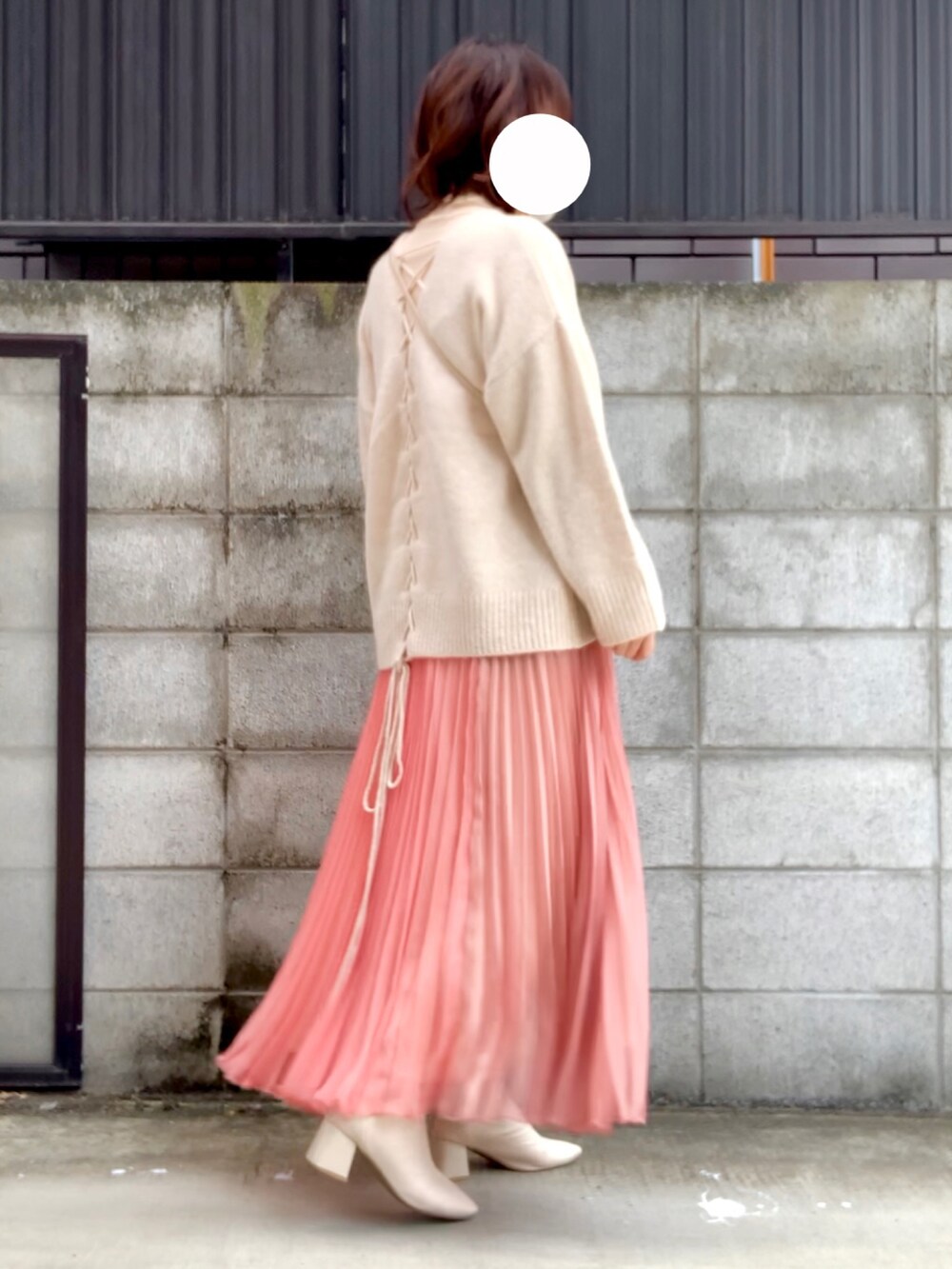「パステル映える春、春アウター、レイヤードスタイル、春ニット、淡色コーデ、ボリューム袖、スクエアトゥ、レザージャケット、ショートブーツ、ビッグシルエット、ピンク、ホワイトコーデ、ミニバッグ、プリーツスカート、レースアップニット」｜「U by SPICK&SPANのORIGINAL ライスパールネックレス (36cm)◆（ネックレス、ベージュ系）」を使った、みいちゃんさん（レディース・158cm）の春コーディネートの2枚目の写真