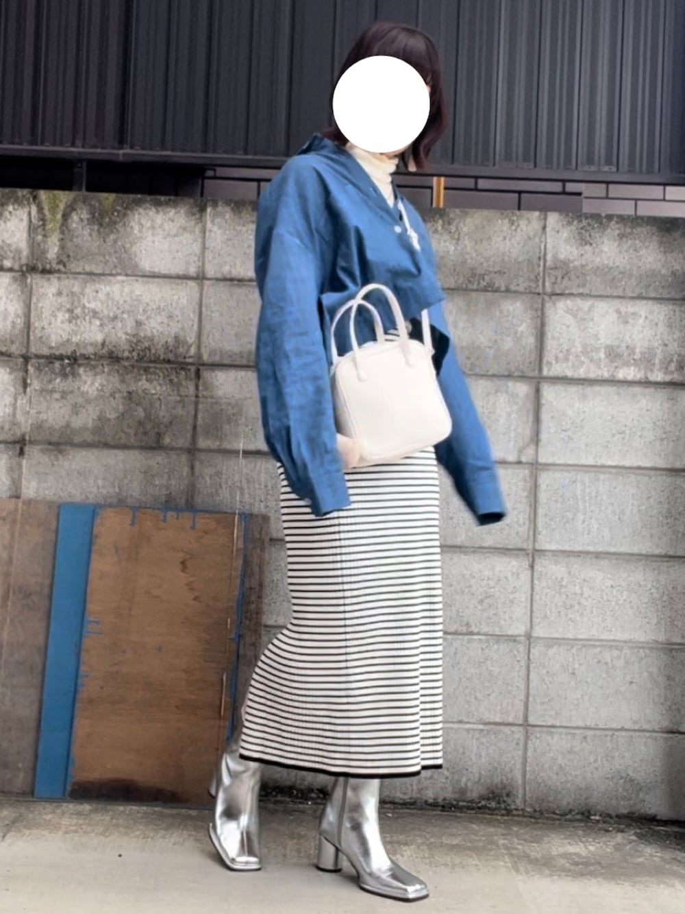 「春服みてみて、春コーデ、春アウター、デニムジャケット、ショートブーツ、シルバー、休日スタイル、ショルダーバッグ、スクエアバッグ、ボリューム袖、シャツスタイル、ボーダー、ニットスカート、きれいめカジュアル、レイヤードスタイル」|「手元のアイテム(リング、その他)」を使った、みいちゃんさん(レディース・158cm)の春コーディネートの2枚目の写真