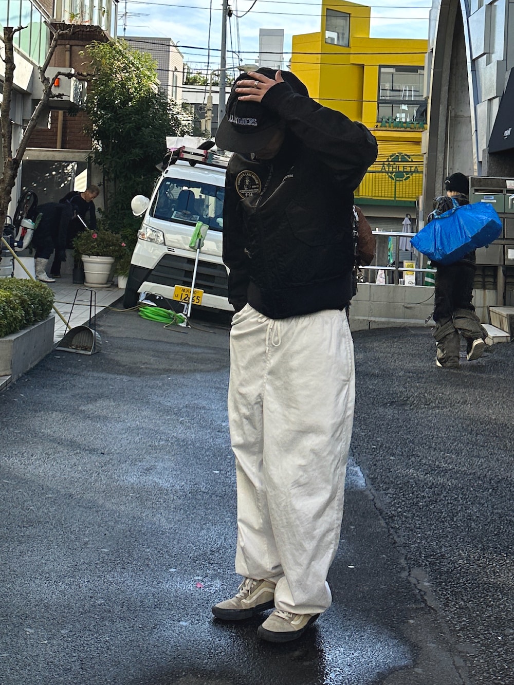 ブラック系のジャケット/アウター、ホワイト系のその他パンツ、ブラック系のパーカーを着用したメンズの冬コーディネートの2枚目の写真