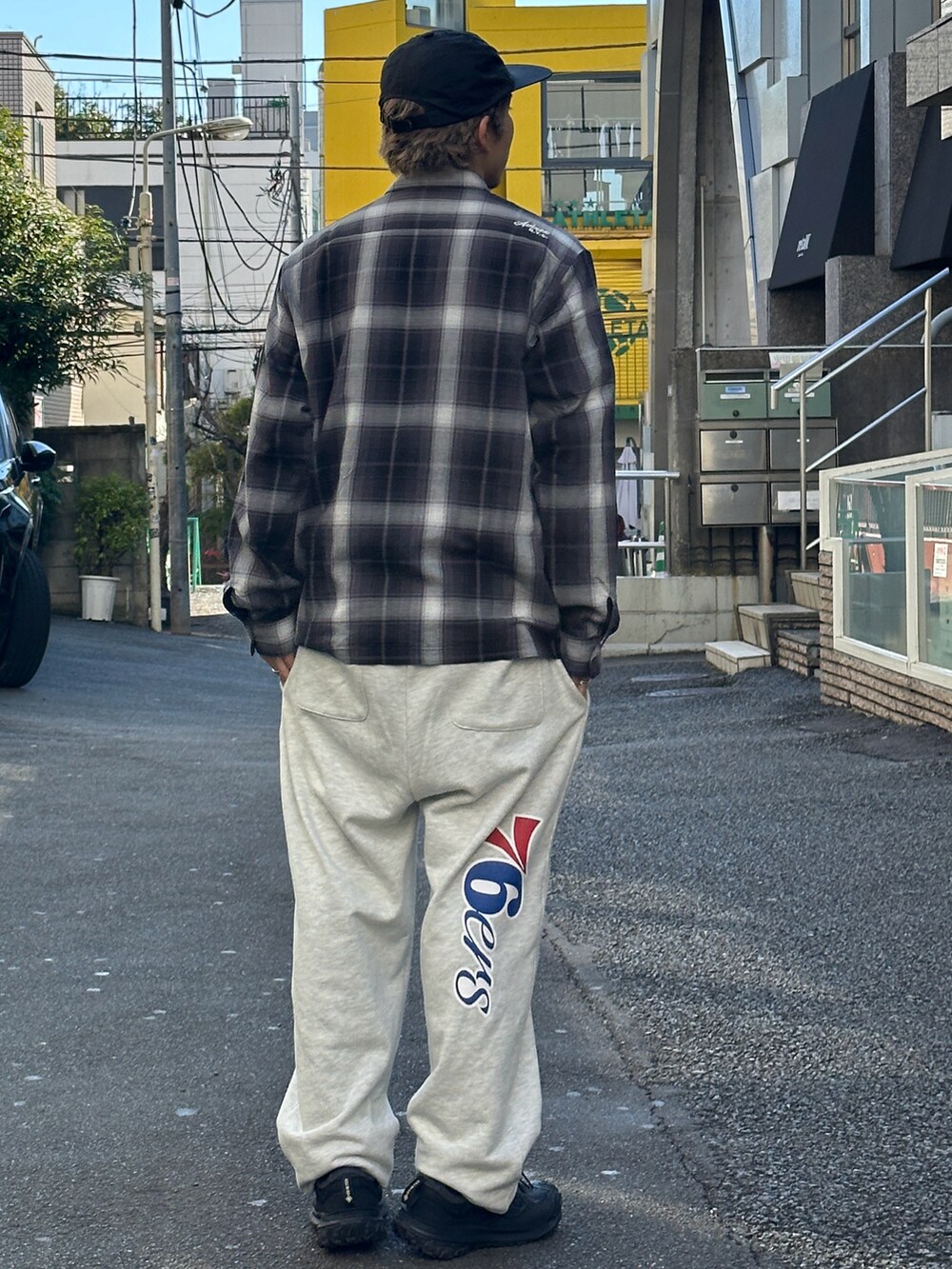 ブラック系のシャツ/ブラウス、グレー系のスウェットパンツを着用したメンズの冬コーディネートの2枚目の写真