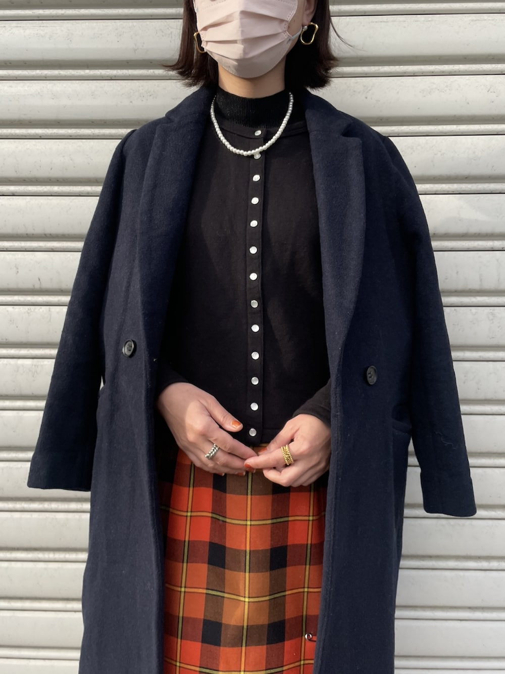 「休日コーデ、オトナ女子、スカート、着回しコーデ、ootd、ローファー、チェスターコート」｜「agnes b.のM001 CARDIGAN カーディガンプレッション（カーディガン/ボレロ、ブラック系）」を使った、munmun☺︎さん（骨格ウェーブ・レディース・160cm）の冬コーディネートの2枚目の写真