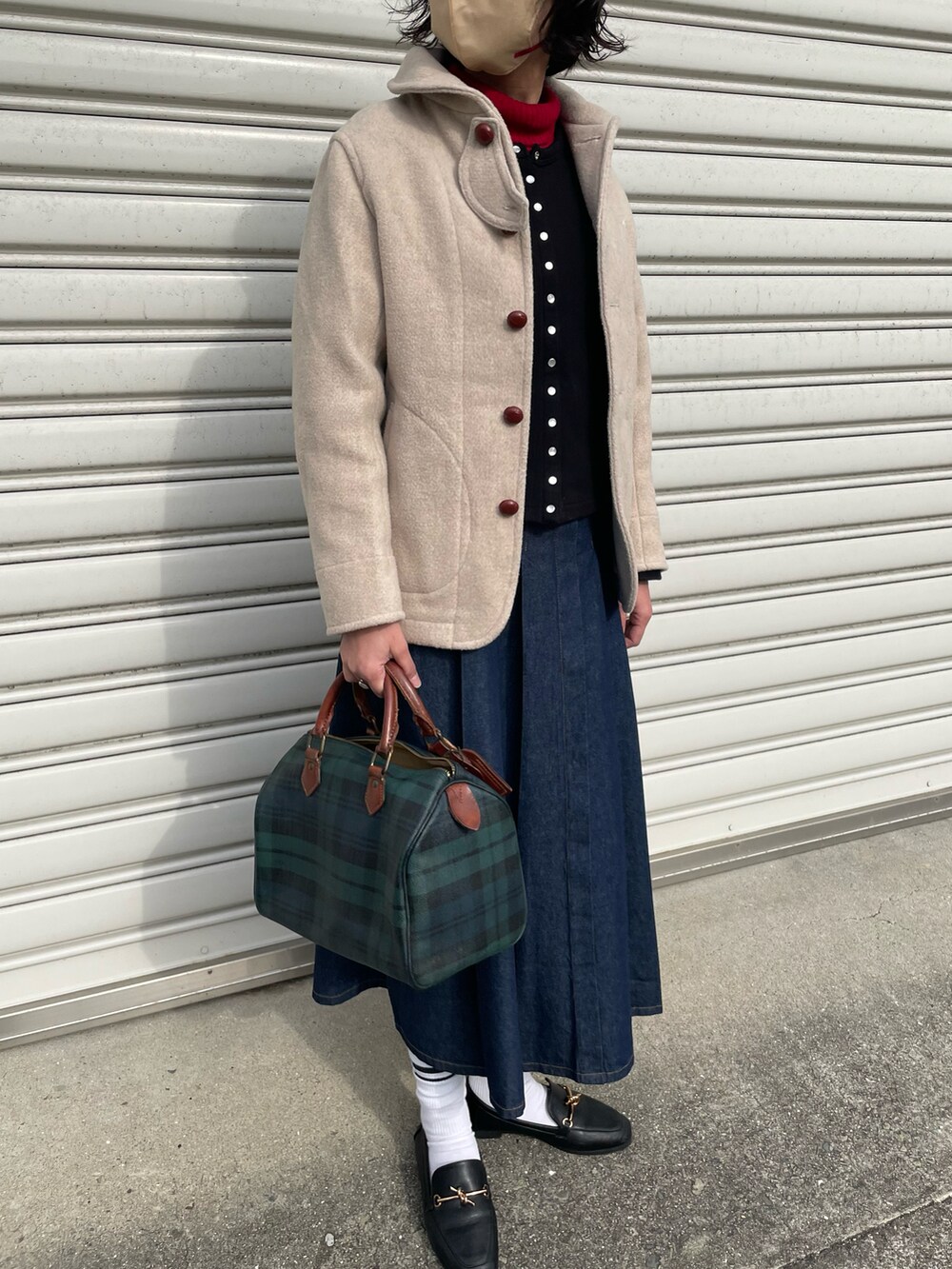 「韓国ファッション、大人女子、大人カジュアル、デニムスカート、ロングスカート」｜「agnes b.のM001 CARDIGAN カーディガンプレッション（カーディガン/ボレロ、ブラック系）」を使った、munmun☺︎さん（レディース・160cm）の冬コーディネートの2枚目の写真