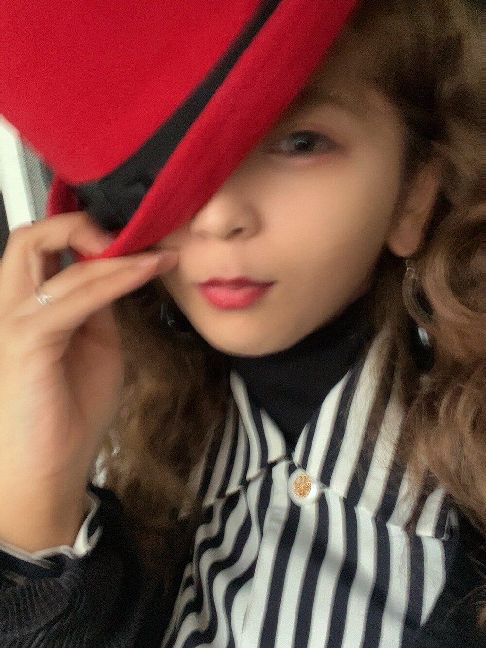 「レトロ、ビンテージ、PECOCLUB、赤い靴、赤コーデ、黒×赤、デニムコート、80年代、80's、80s、マジシャンハット、マジシャン」｜「古着のアイテム（シャツ/ブラウス、ホワイト系）」を使った、MiIさん（レディース・152cm）の春コーディネートの2枚目の写真