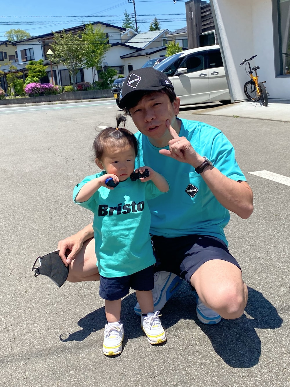 ホワイト系のスニーカー、ブルー系のTシャツ/カットソー、ブルー系のTシャツ/カットソーを着用したメンズの夏コーディネートの3枚目の写真