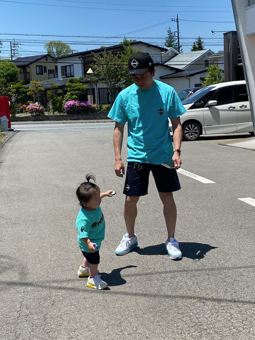 ホワイト系のスニーカー、ブルー系のTシャツ/カットソー、ブルー系のTシャツ/カットソーを着用したメンズの夏コーディネートの2枚目の写真