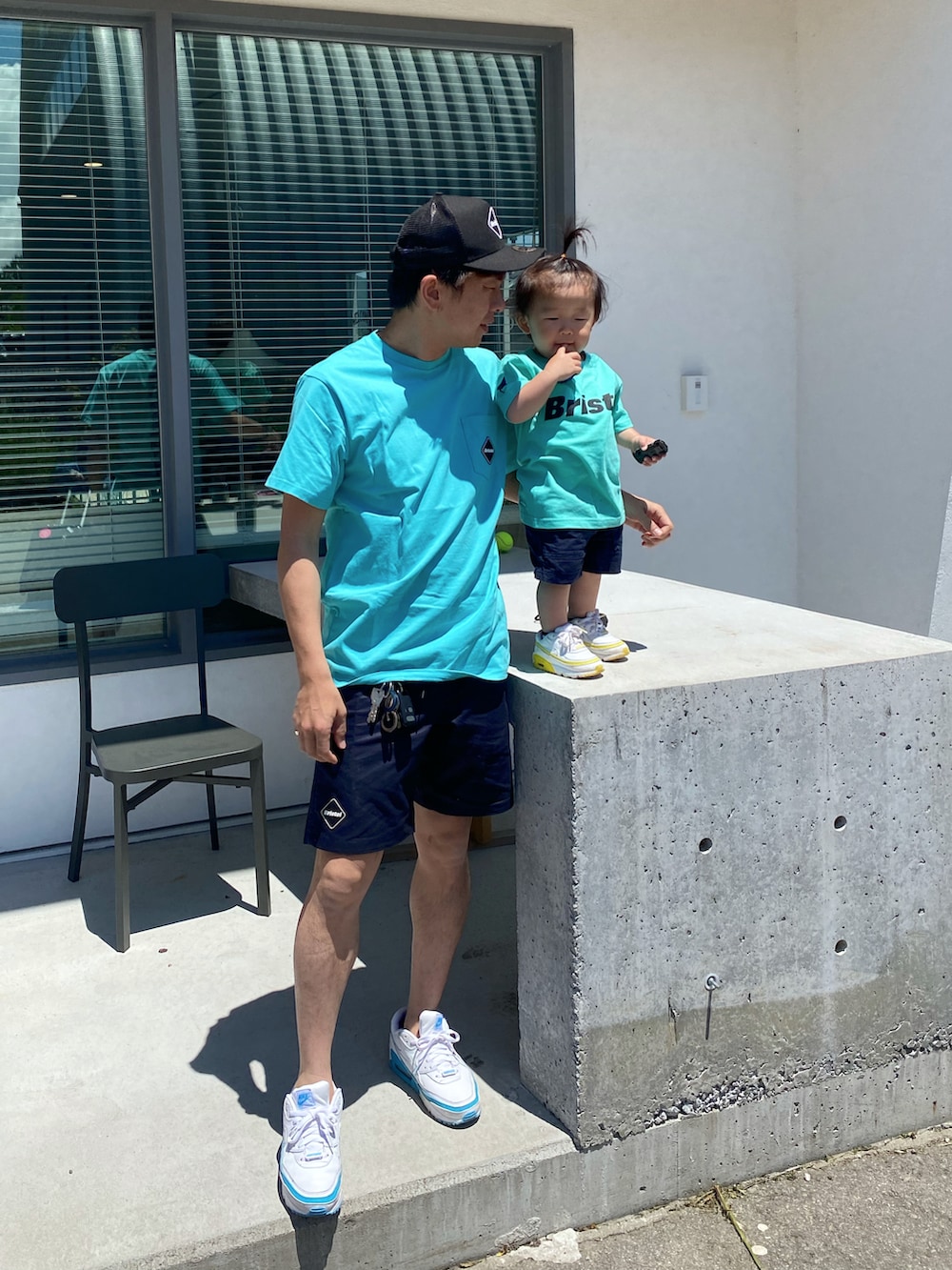 ホワイト系のスニーカー、ブルー系のTシャツ/カットソー、ブルー系のTシャツ/カットソーを着用したメンズの夏コーディネートの4枚目の写真