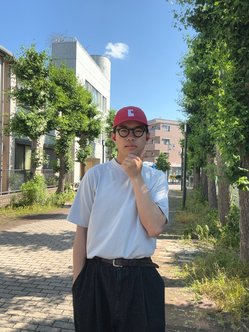 グレー系のTシャツ/カットソー、ブラック系のデニムパンツ、ブラック系のスニーカーを着用したメンズの夏コーディネートの4枚目の写真