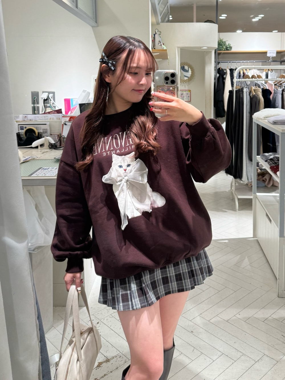 ブラウン系のTシャツ/カットソー、ブラウン系のスカート、ブラウン系のその他シューズを着用したレディースの冬コーディネートの4枚目の写真