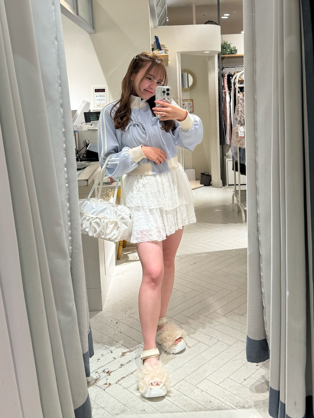 ホワイト系のその他シューズ、ブルー系のスウェット、ホワイト系のスカートを着用したレディースの夏コーディネートの2枚目の写真