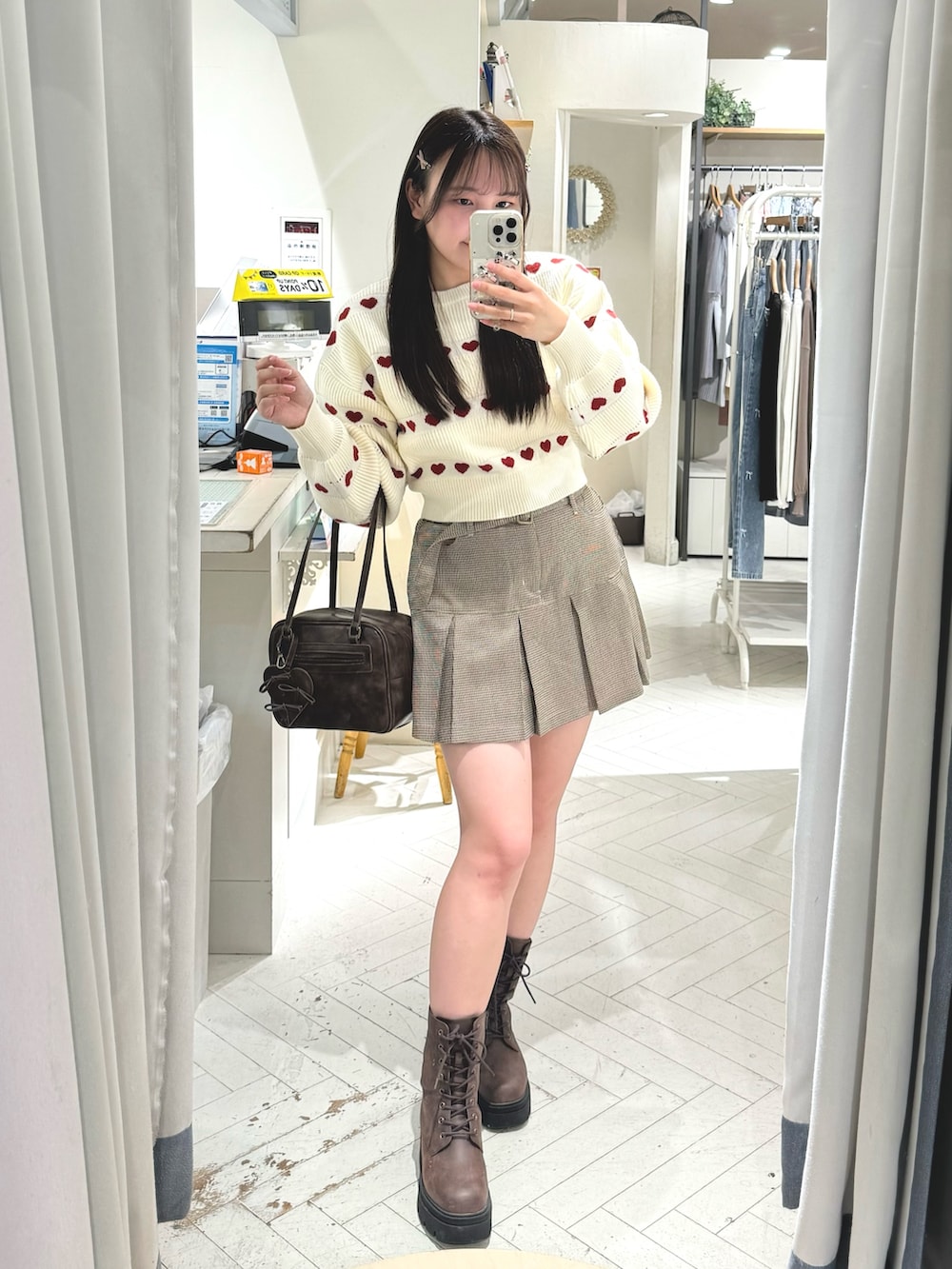 「テーマパークコーデ、淡色コーデ、レザー、チェック、ブラウン、ニット、ハートニット、ハート、ガーリー、大人ガーリー、カジュアルガーリー、ブーツ、ショートブーツ」|「OLIVE des OLIVEのアソートジャガードニット(ニット/セーター、ホワイト系)」を使った、saemiさん(レディース・157cm)の秋コーディネートの2枚目の写真