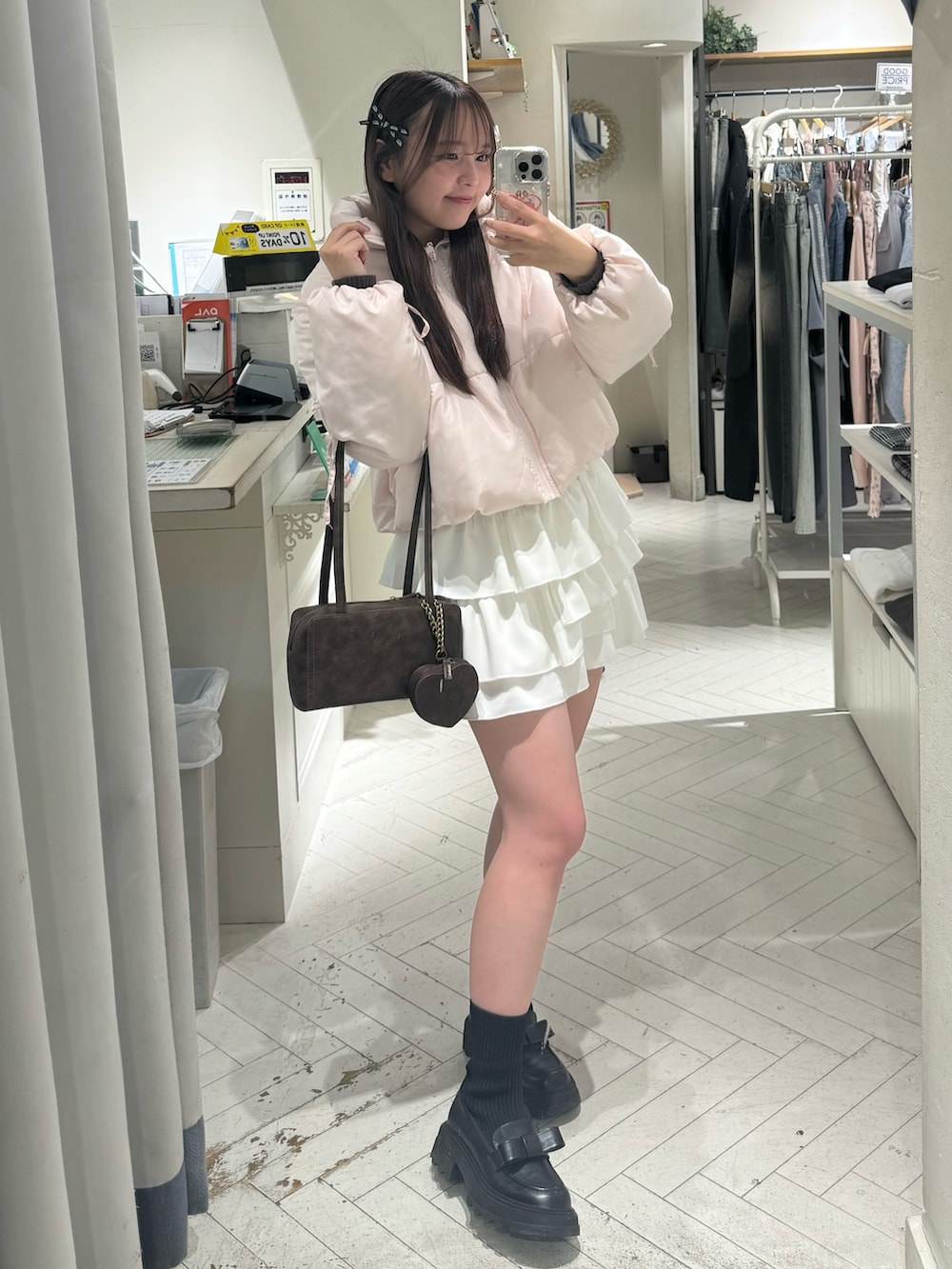 「ダウンジャケット、クリスマスに着たい服、韓国ファッション、ピンク、アウター、ブーツ、テーマパークコーデ、冬コーデ、ガーリー、推し活コーデ、参戦服、デートコーデ、大学生、リボン、ショート丈」|「OLIVE des OLIVEのフリルミニティアードスカート(スカート、ホワイト系)」を使った、saemiさん(レディース・157cm)の冬コーディネートの2枚目の写真