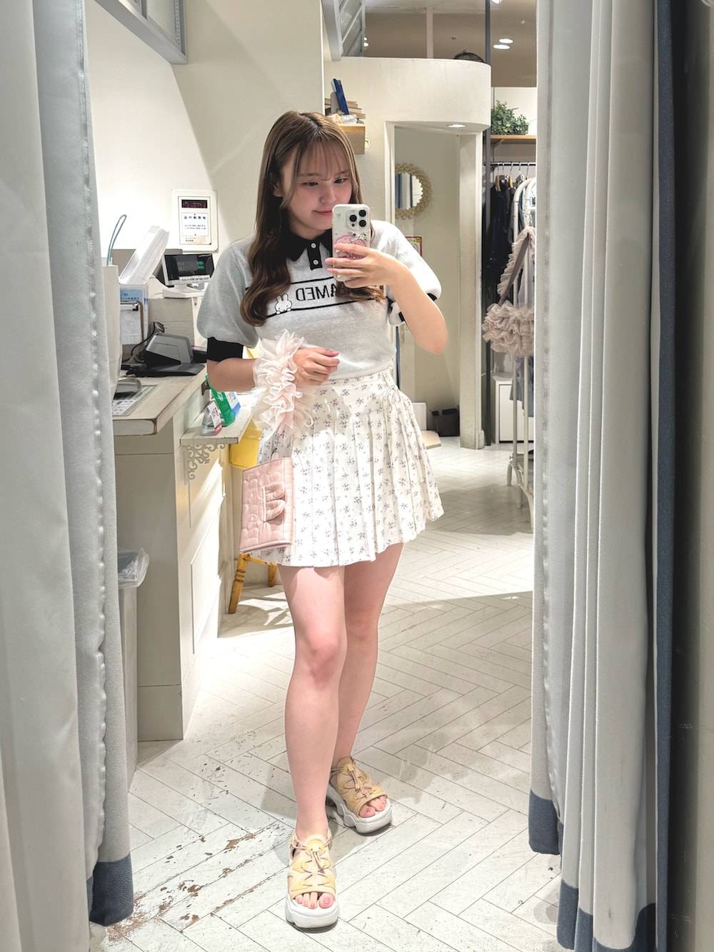 ホワイト系のニット/セーター、その他のスカート、ホワイト系のトートバッグを着用したレディースの夏コーディネートの4枚目の写真