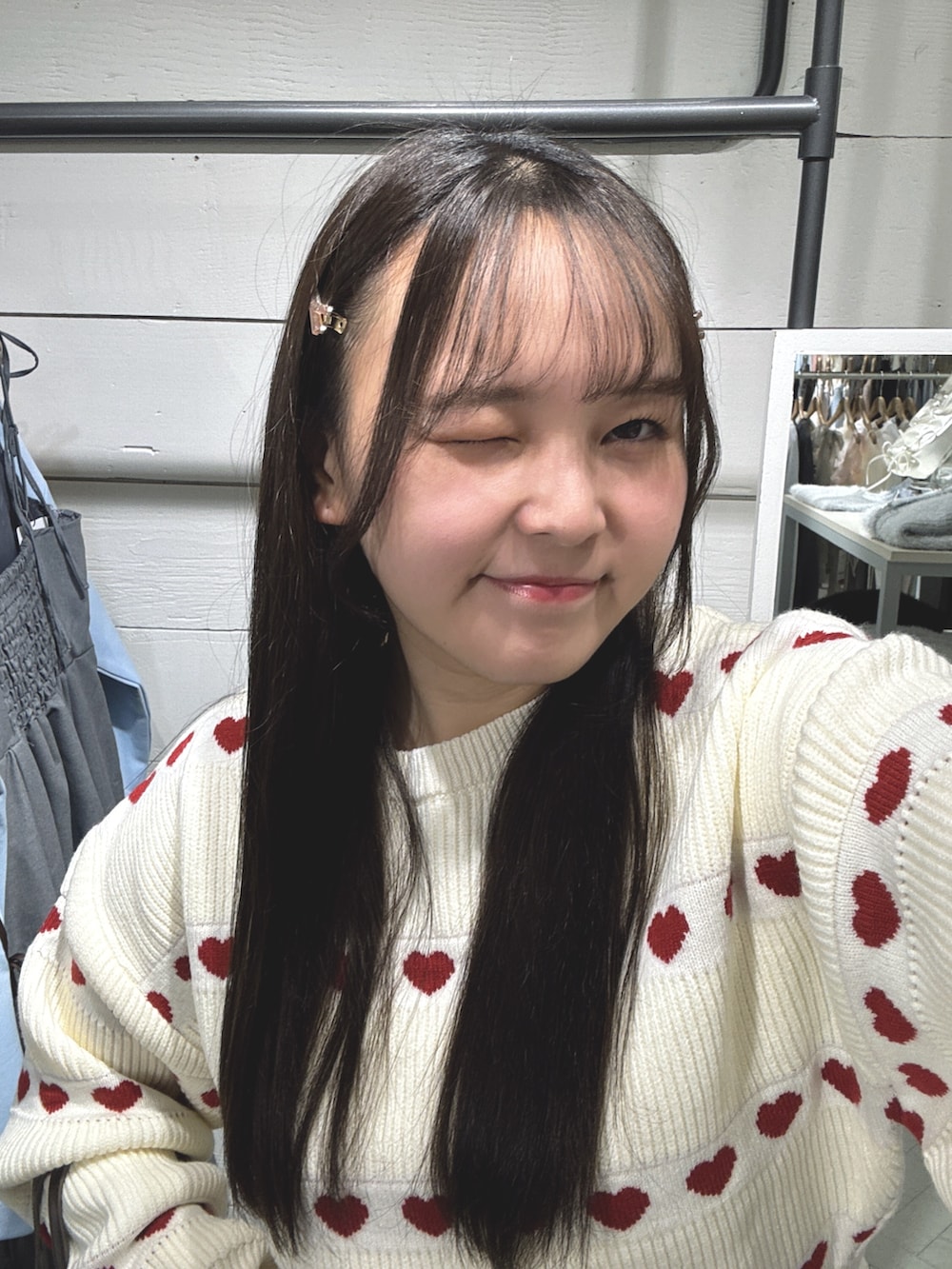「テーマパークコーデ、淡色コーデ、レザー、チェック、ブラウン、ニット、ハートニット、ハート、ガーリー、大人ガーリー、カジュアルガーリー、ブーツ、ショートブーツ」|「OLIVE des OLIVEのアソートジャガードニット(ニット/セーター、ホワイト系)」を使った、saemiさん(レディース・157cm)の秋コーディネートの3枚目の写真