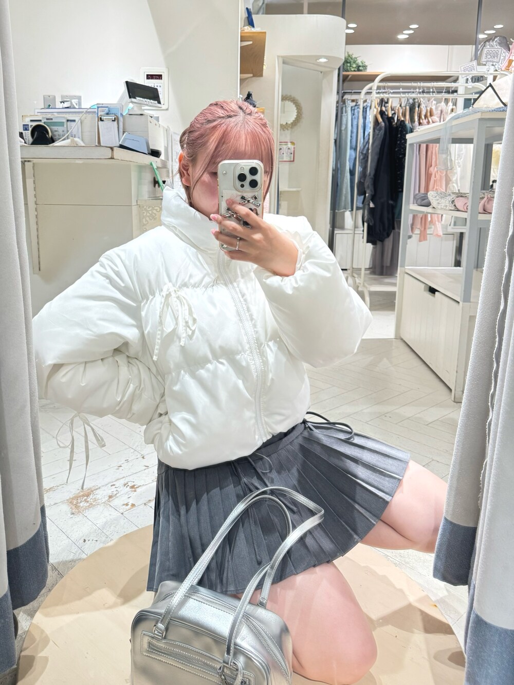 ホワイト系のダウンジャケット/コート、グレー系のスカート、ホワイト系のショルダーバッグを着用したレディースの秋コーディネートの4枚目の写真