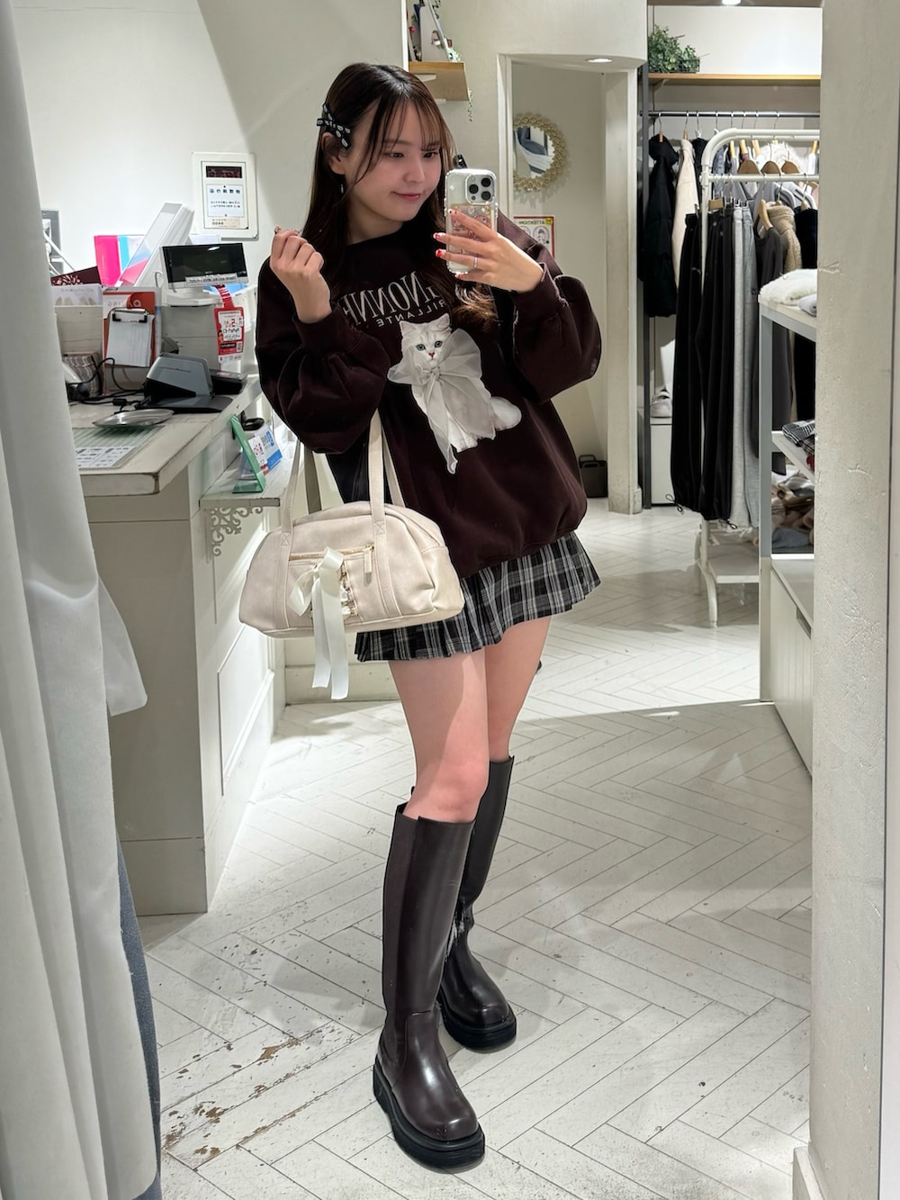 ブラウン系のTシャツ/カットソー、ブラウン系のスカート、ブラウン系のその他シューズを着用したレディースの冬コーディネートの5枚目の写真
