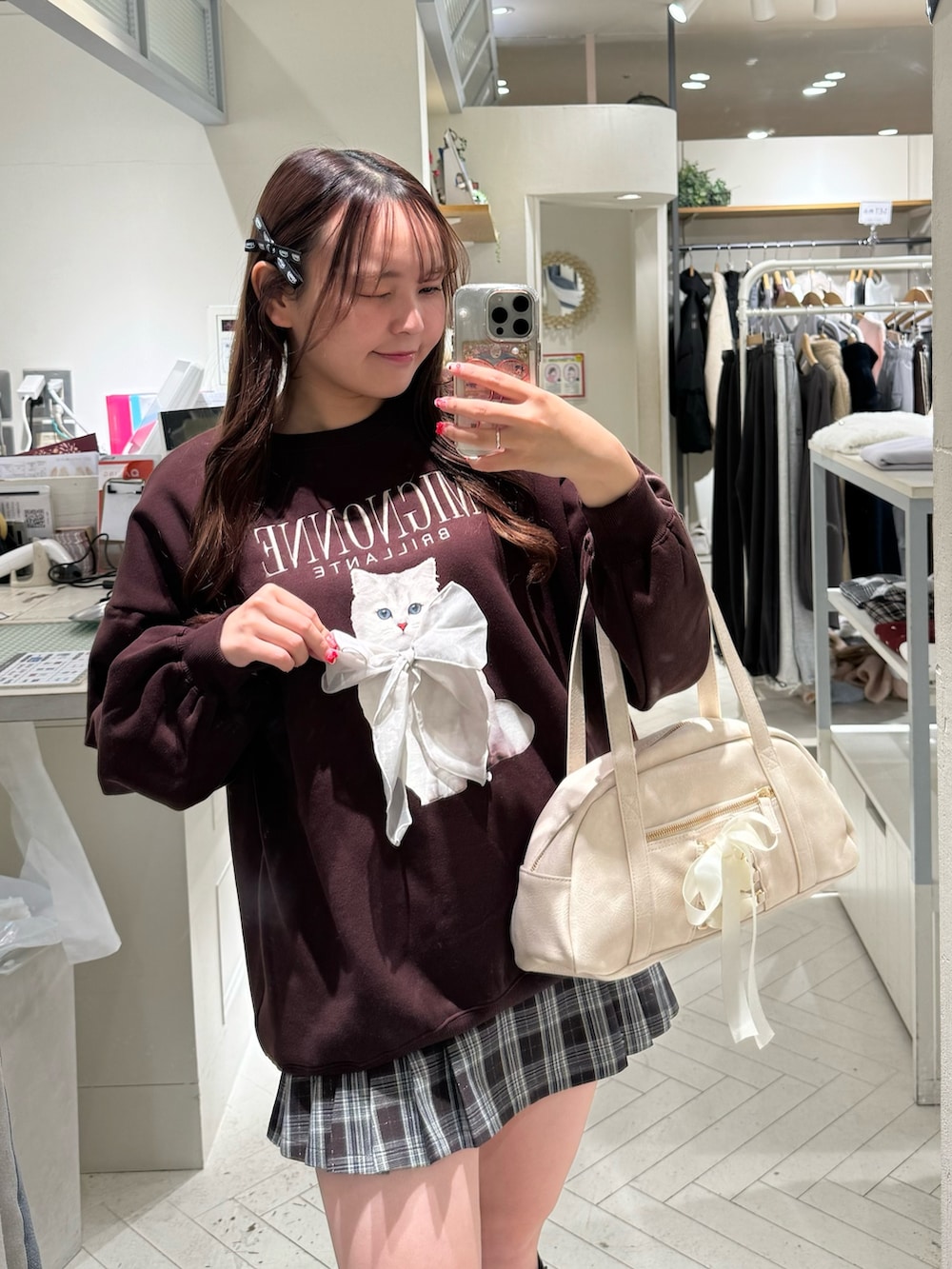 ブラウン系のTシャツ/カットソー、ブラウン系のスカート、ブラウン系のその他シューズを着用したレディースの冬コーディネートの2枚目の写真