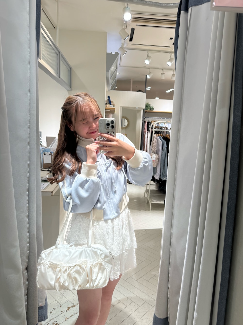 ホワイト系のその他シューズ、ブルー系のスウェット、ホワイト系のスカートを着用したレディースの夏コーディネートの3枚目の写真